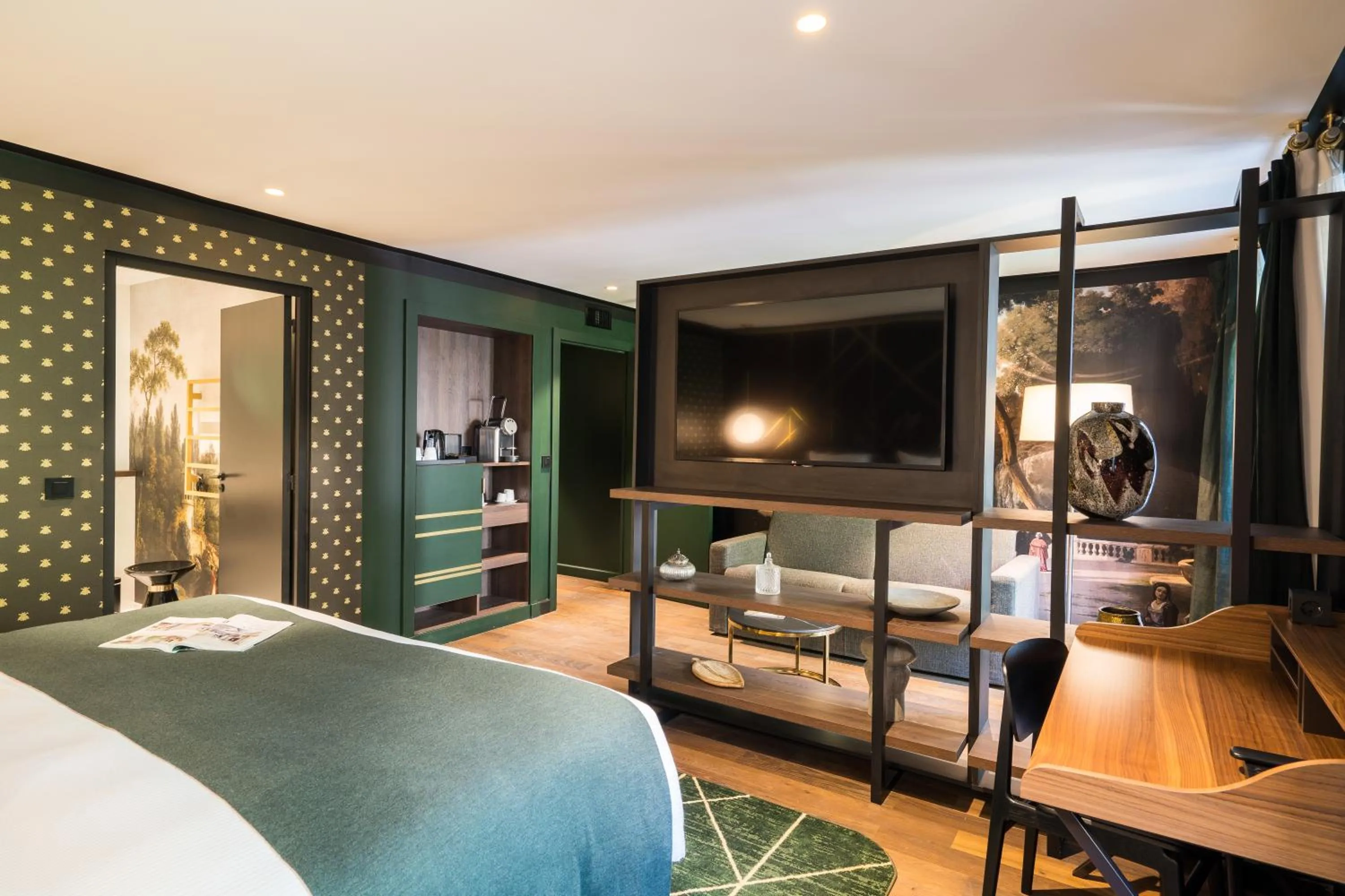 Seating area, Bed in Aigle Noir Hotel Fontainebleau - MGallery Collection