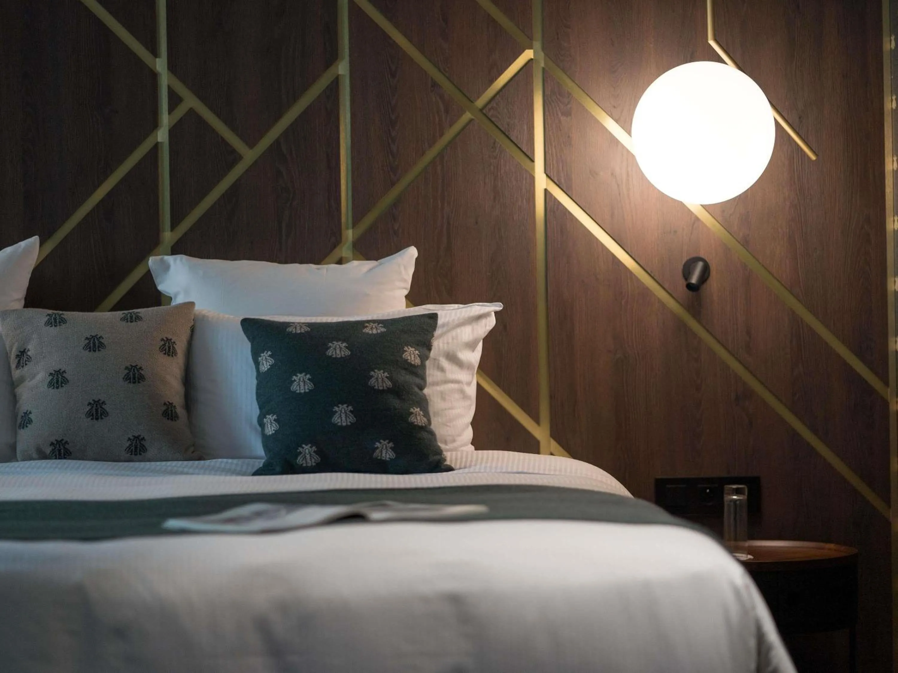 Bedroom, Bed in Aigle Noir Hotel Fontainebleau - MGallery Collection