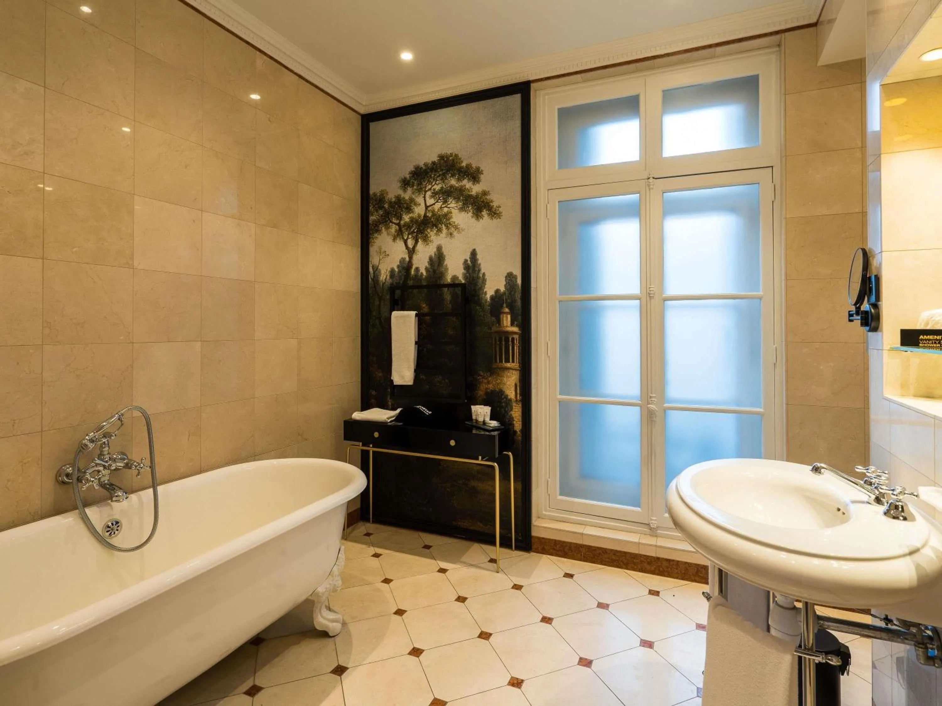 Bedroom in Aigle Noir Hotel Fontainebleau - MGallery Collection