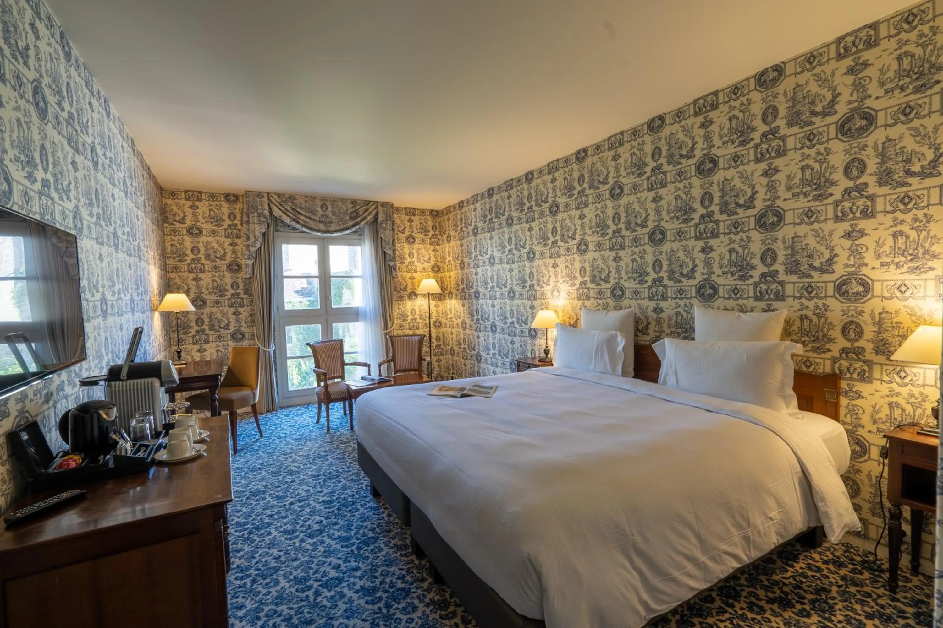 Bedroom, Bed in Aigle Noir Hotel Fontainebleau - MGallery Collection