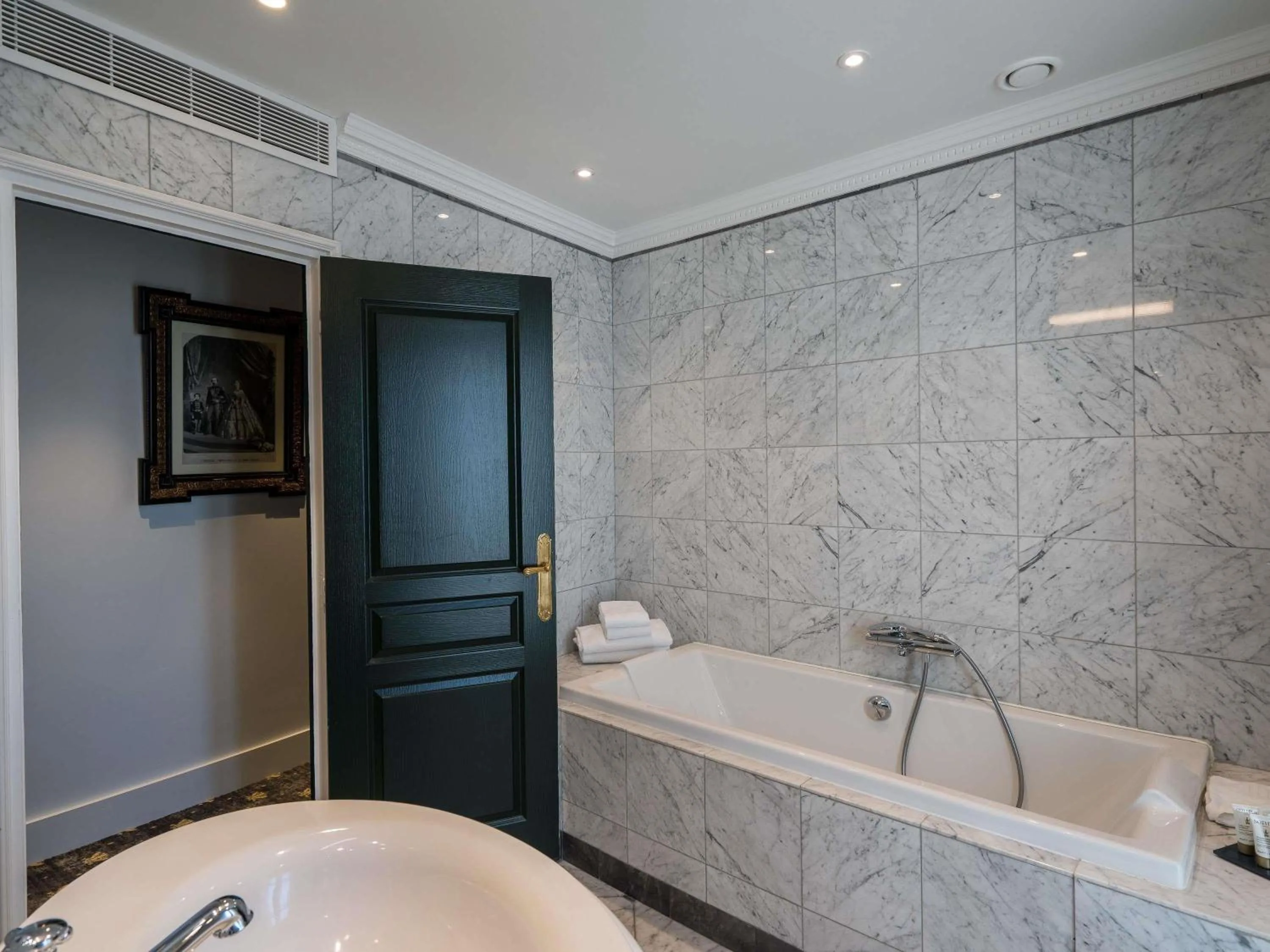 Bedroom in Aigle Noir Hotel Fontainebleau - MGallery Collection