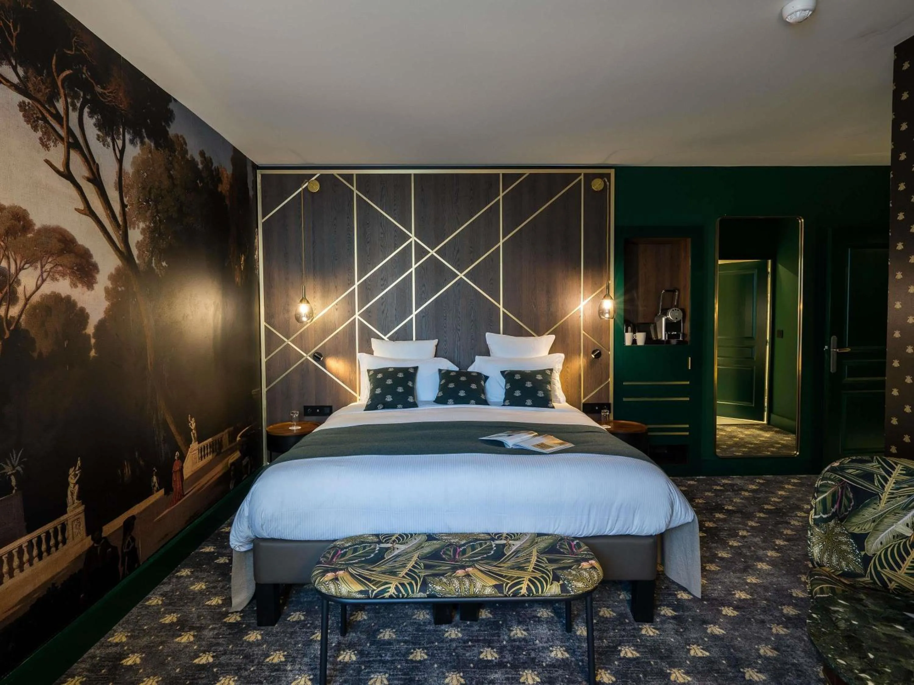 Bedroom, Bed in Aigle Noir Hotel Fontainebleau - MGallery Collection