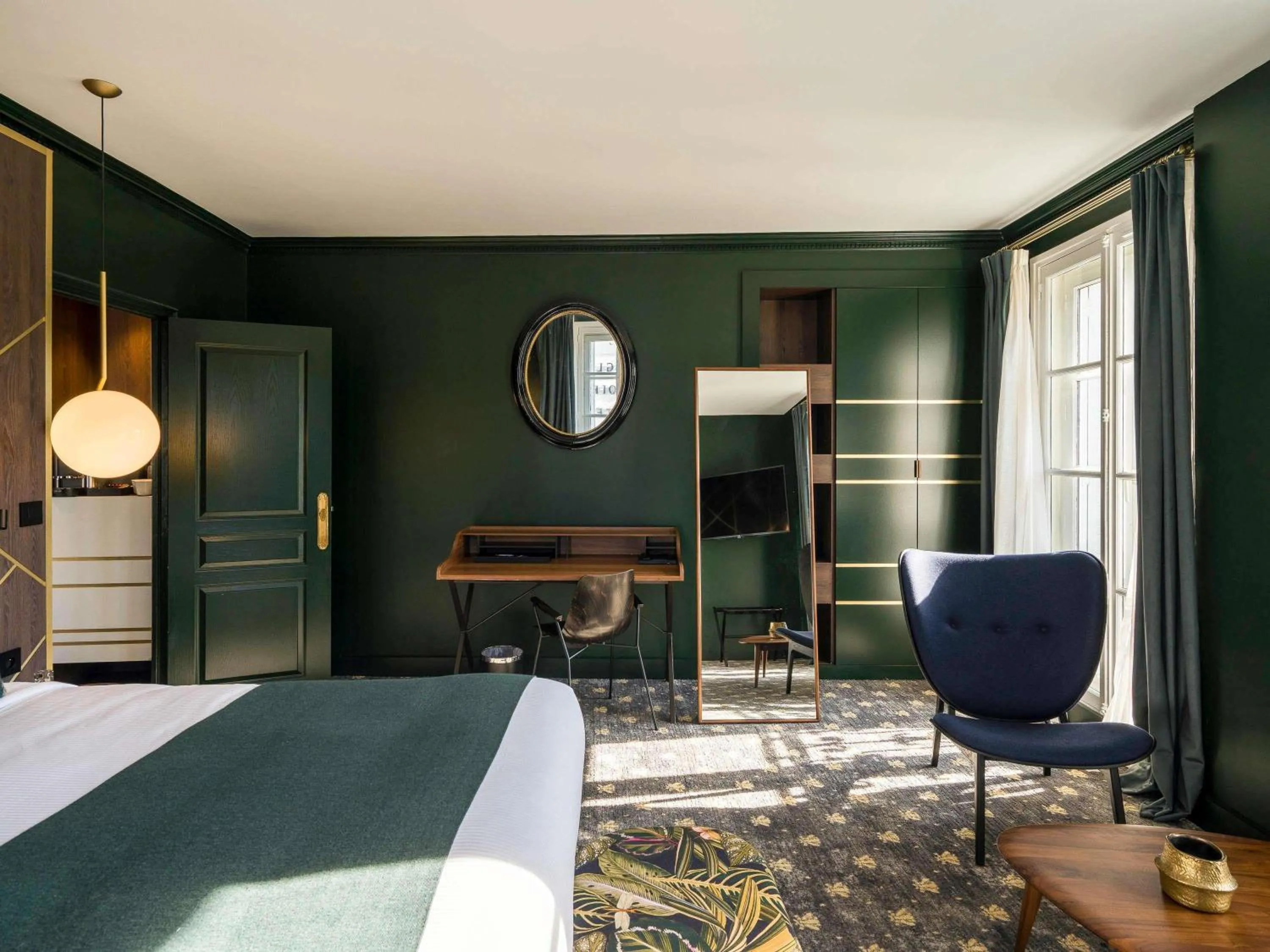 Bedroom, Bed in Aigle Noir Hotel Fontainebleau - MGallery Collection