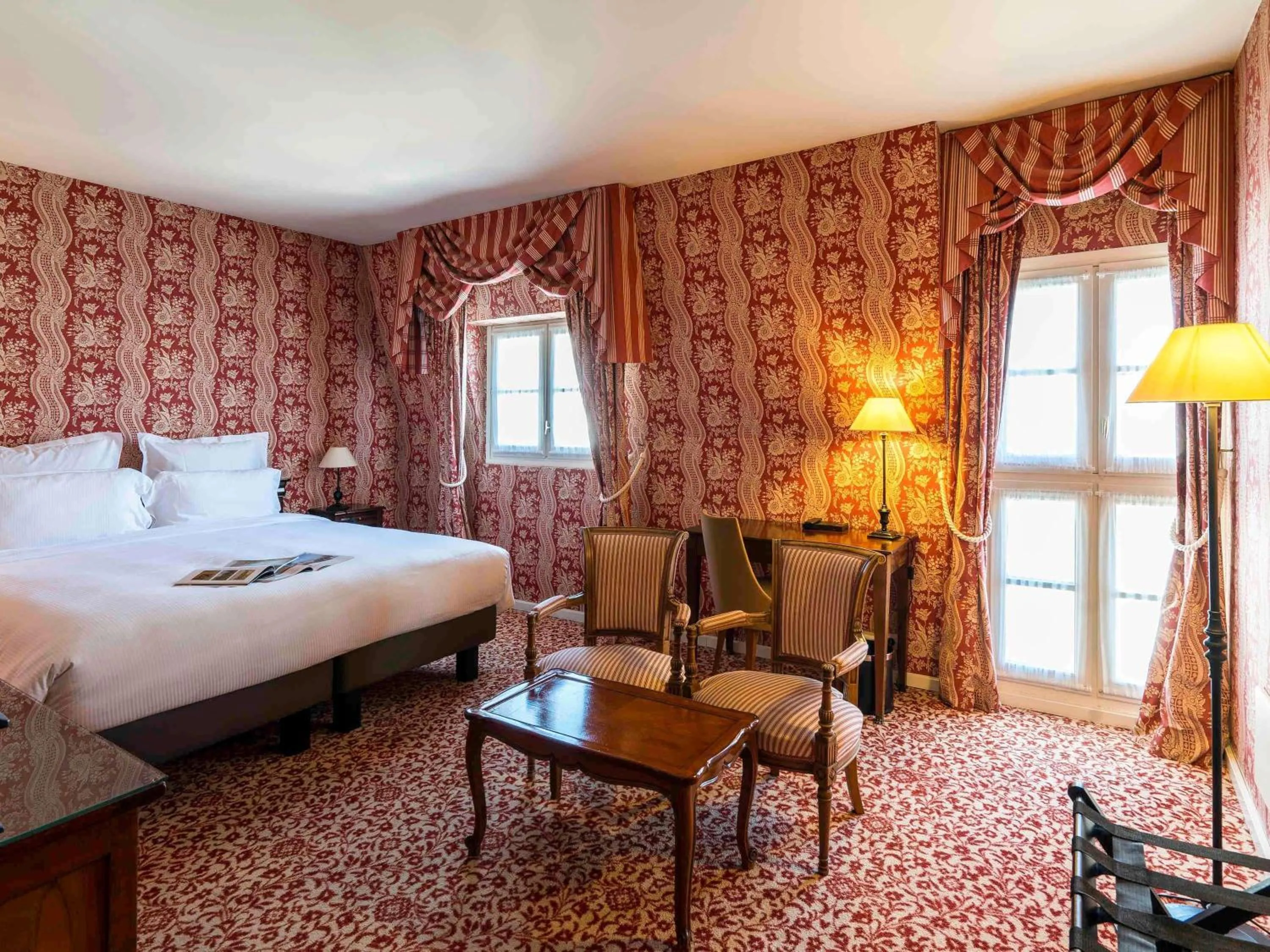 Bedroom, Bed in Aigle Noir Hotel Fontainebleau - MGallery Collection