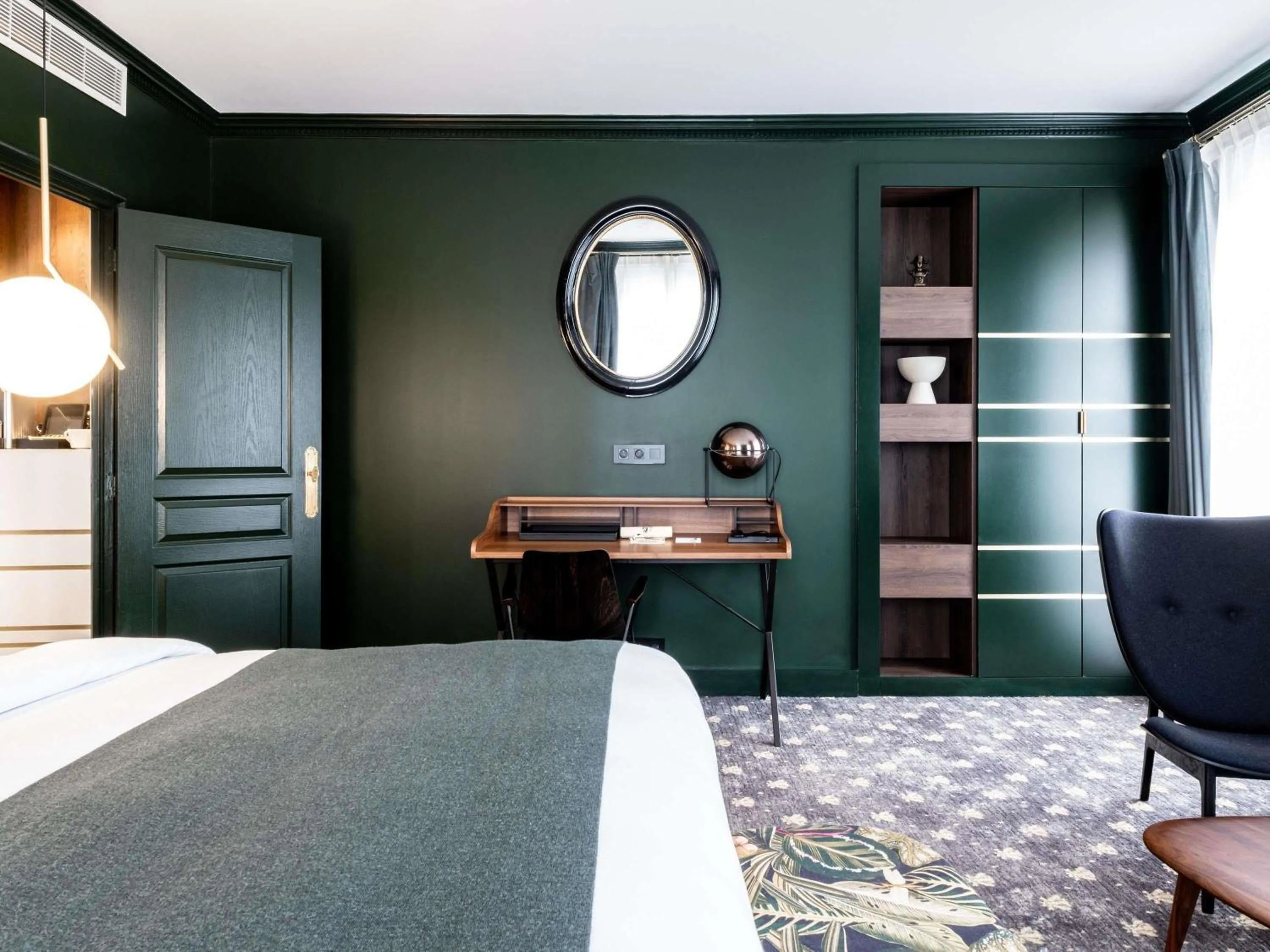 Bedroom, Bed in Aigle Noir Hotel Fontainebleau - MGallery Collection