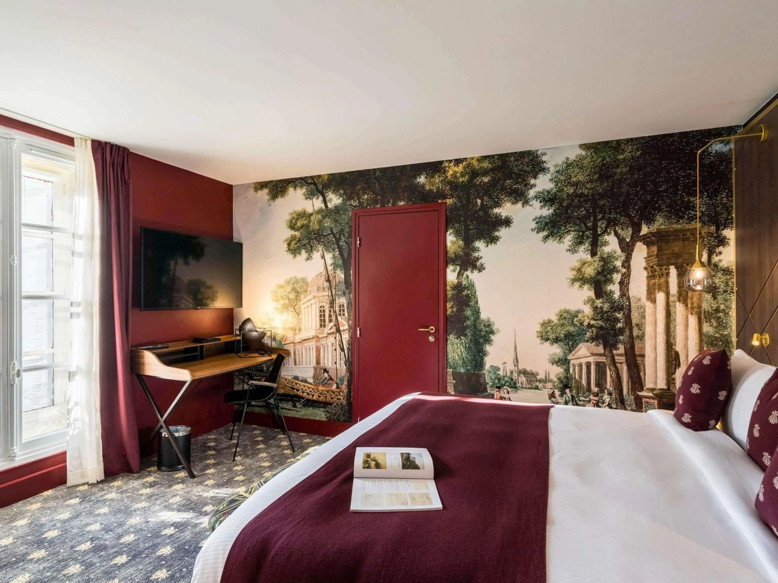 Bedroom, Bed in Aigle Noir Hotel Fontainebleau - MGallery Collection