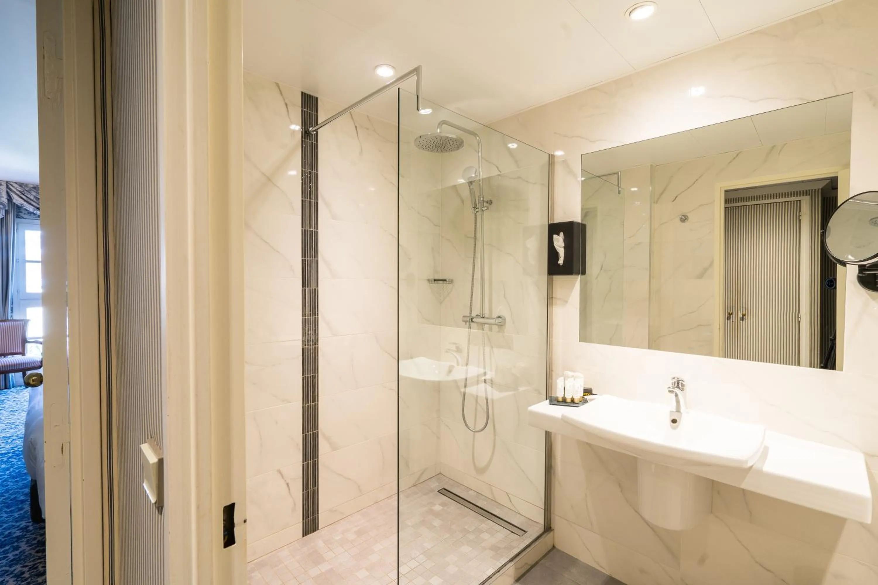 Bathroom in Aigle Noir Hotel Fontainebleau - MGallery Collection