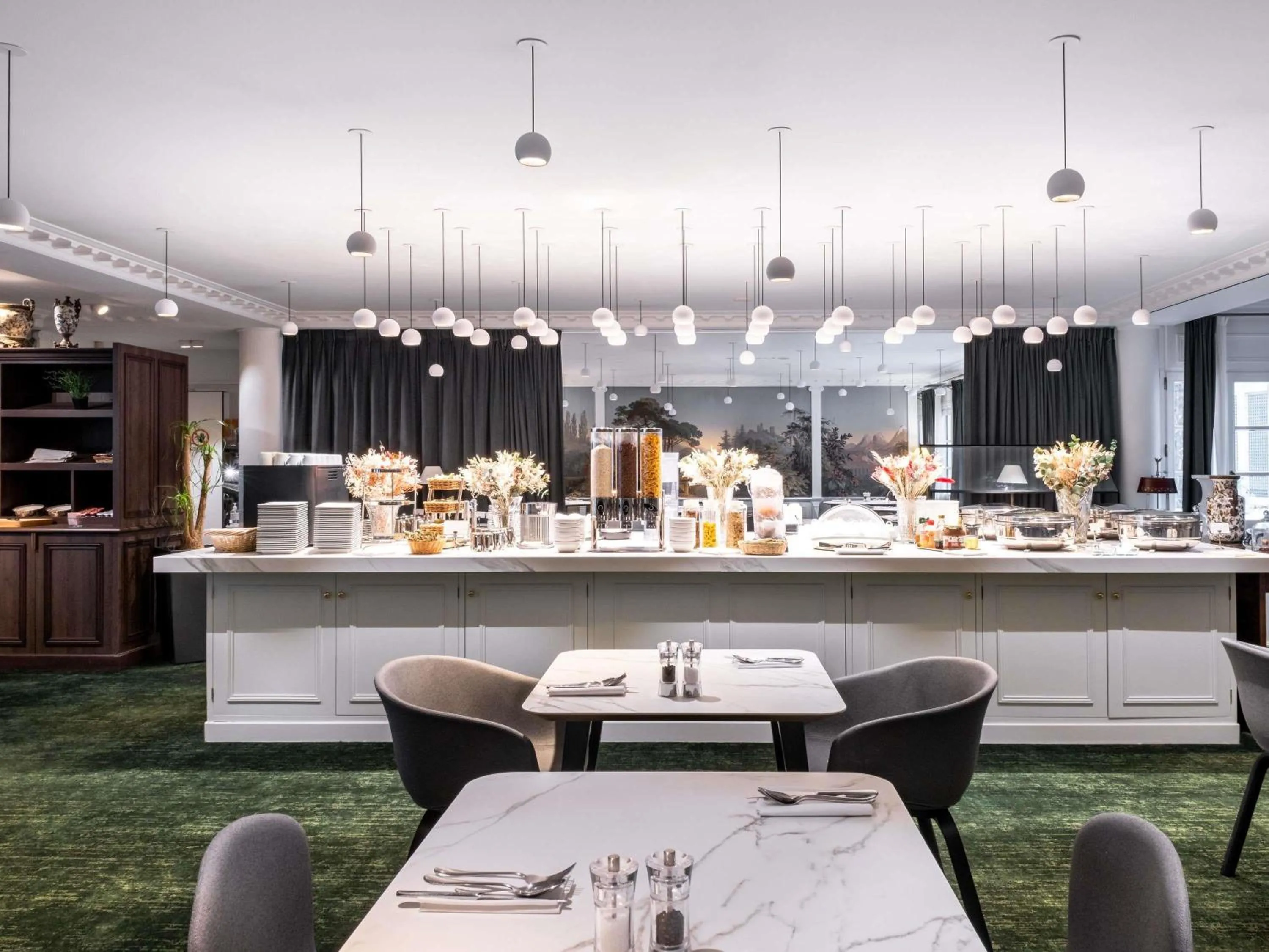 Restaurant/places to eat in Aigle Noir Hotel Fontainebleau - MGallery Collection
