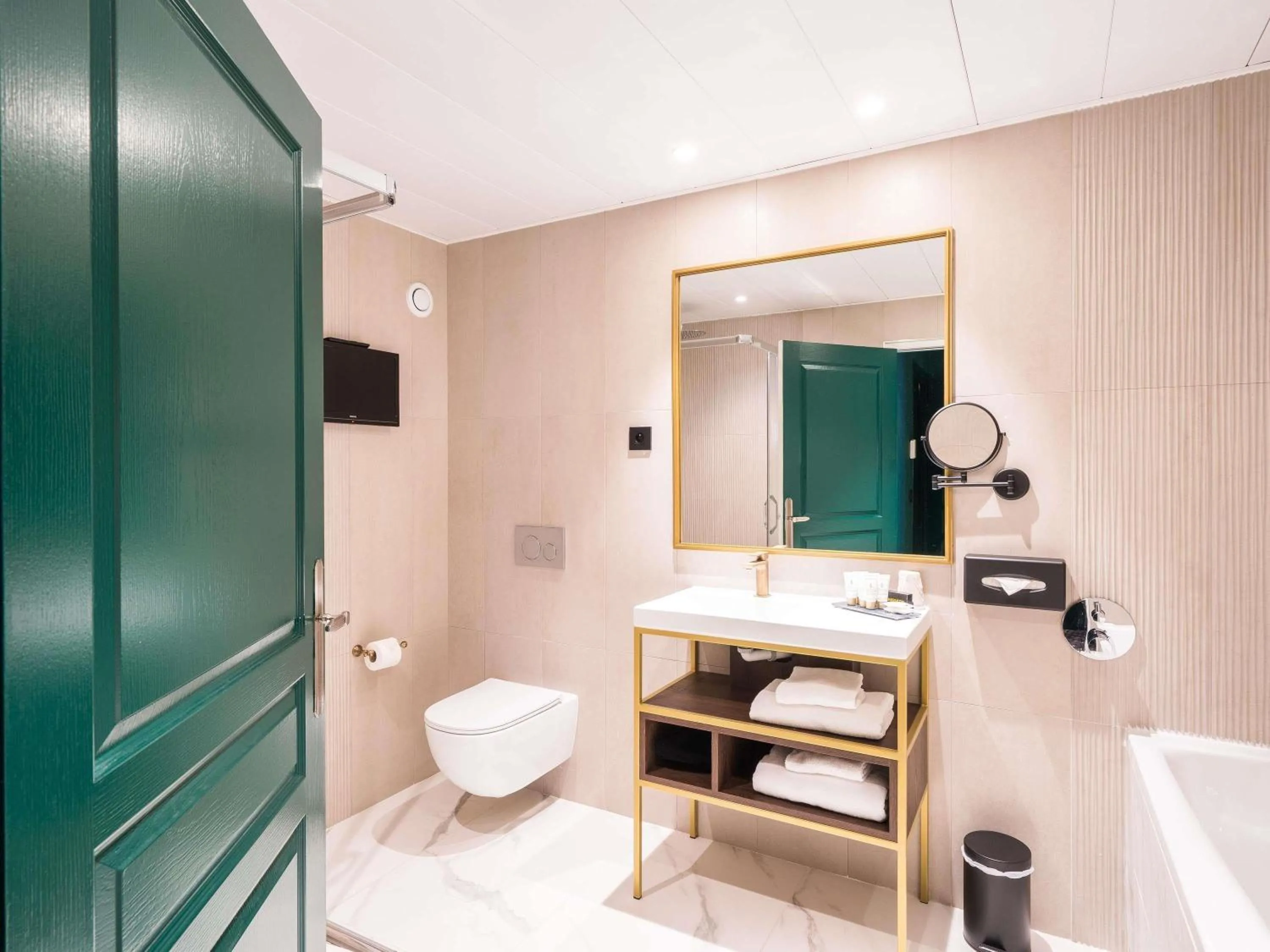 Bedroom in Aigle Noir Hotel Fontainebleau - MGallery Collection