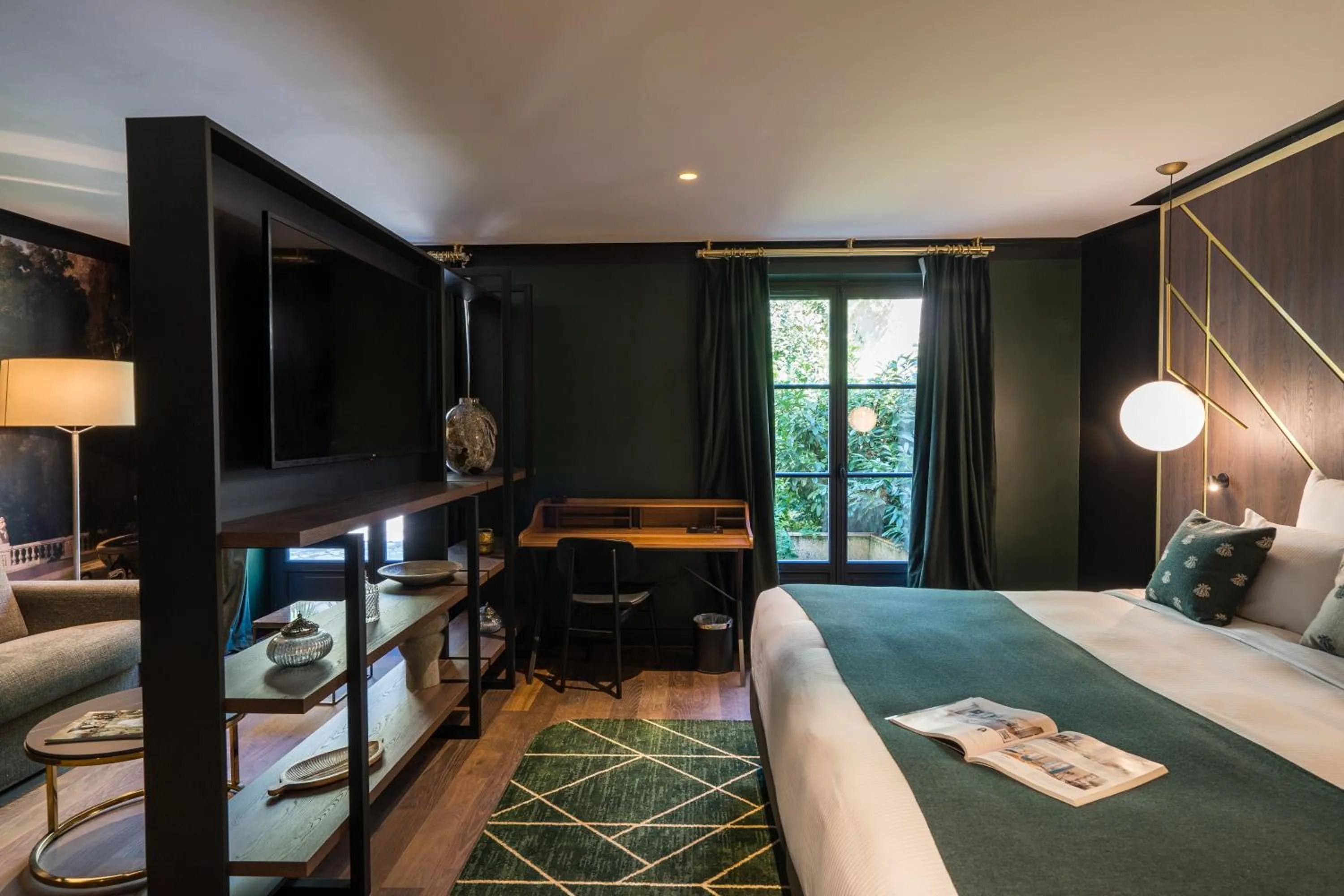 Photo of the whole room, Bed in Aigle Noir Hotel Fontainebleau - MGallery Collection