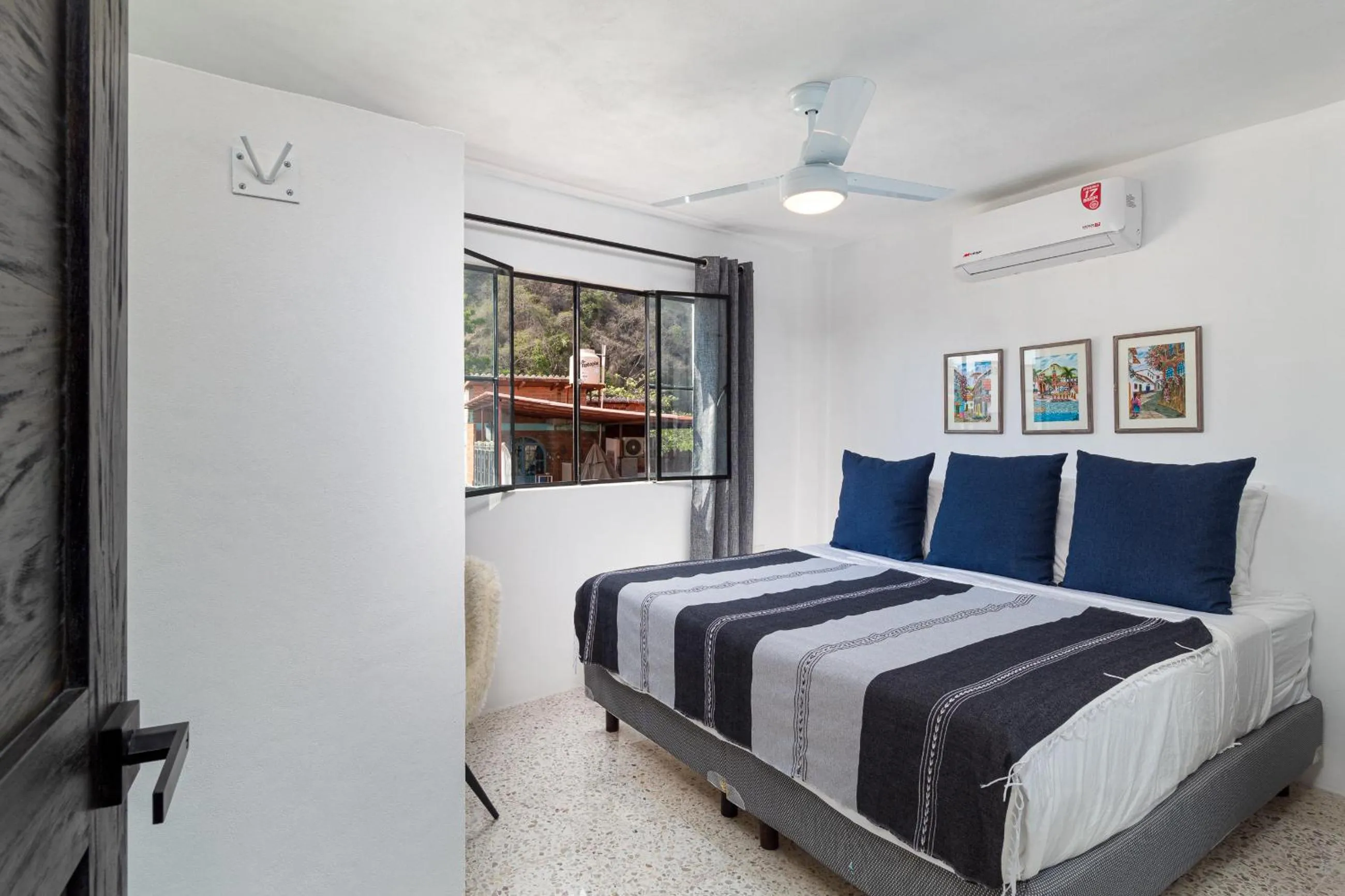 Bedroom, Bed in Cuale