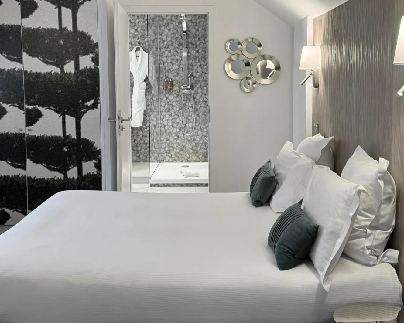 Bed in Hôtel Le Rohan, centre Cathédrale