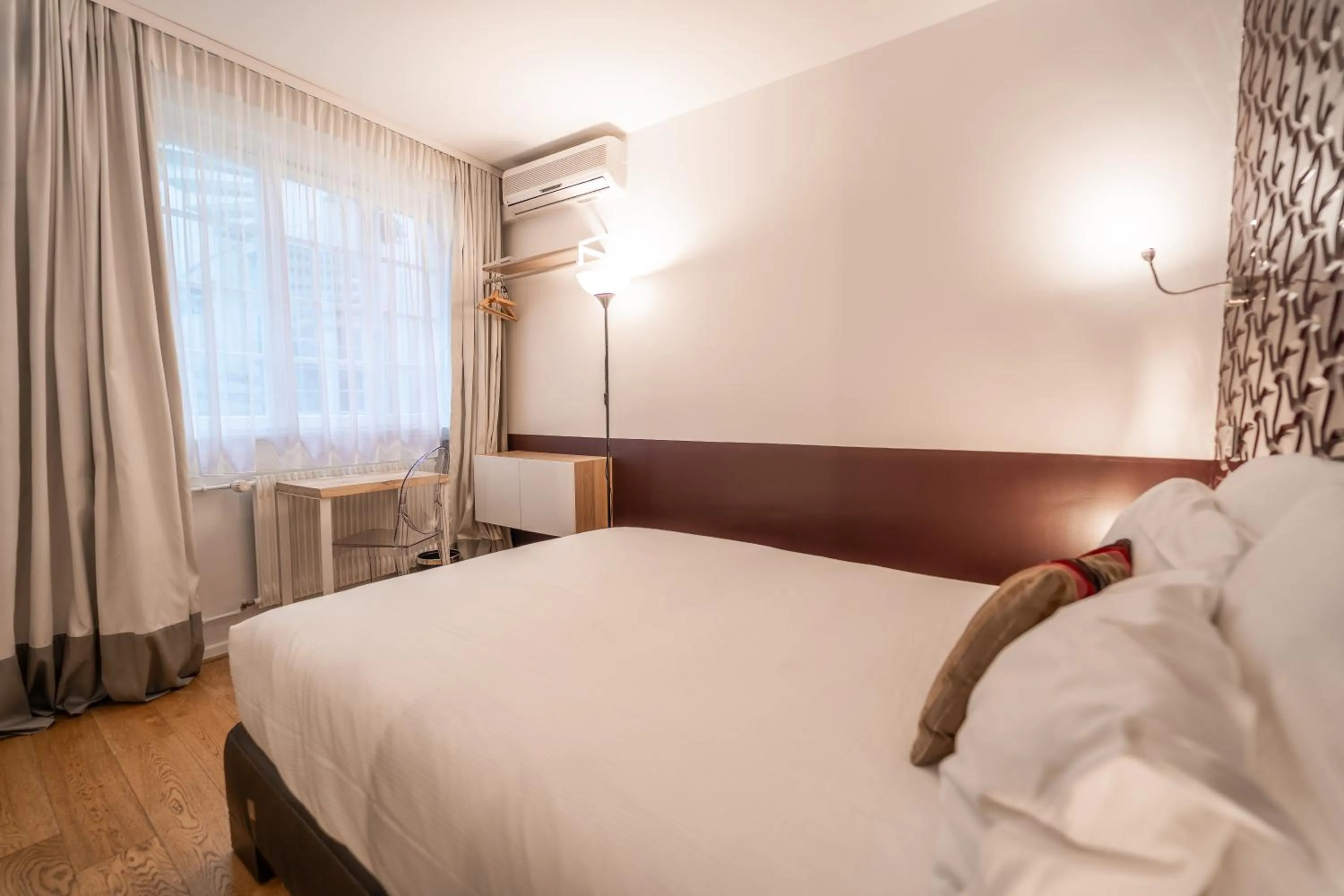 Bed in Hôtel Le Rohan, centre Cathédrale