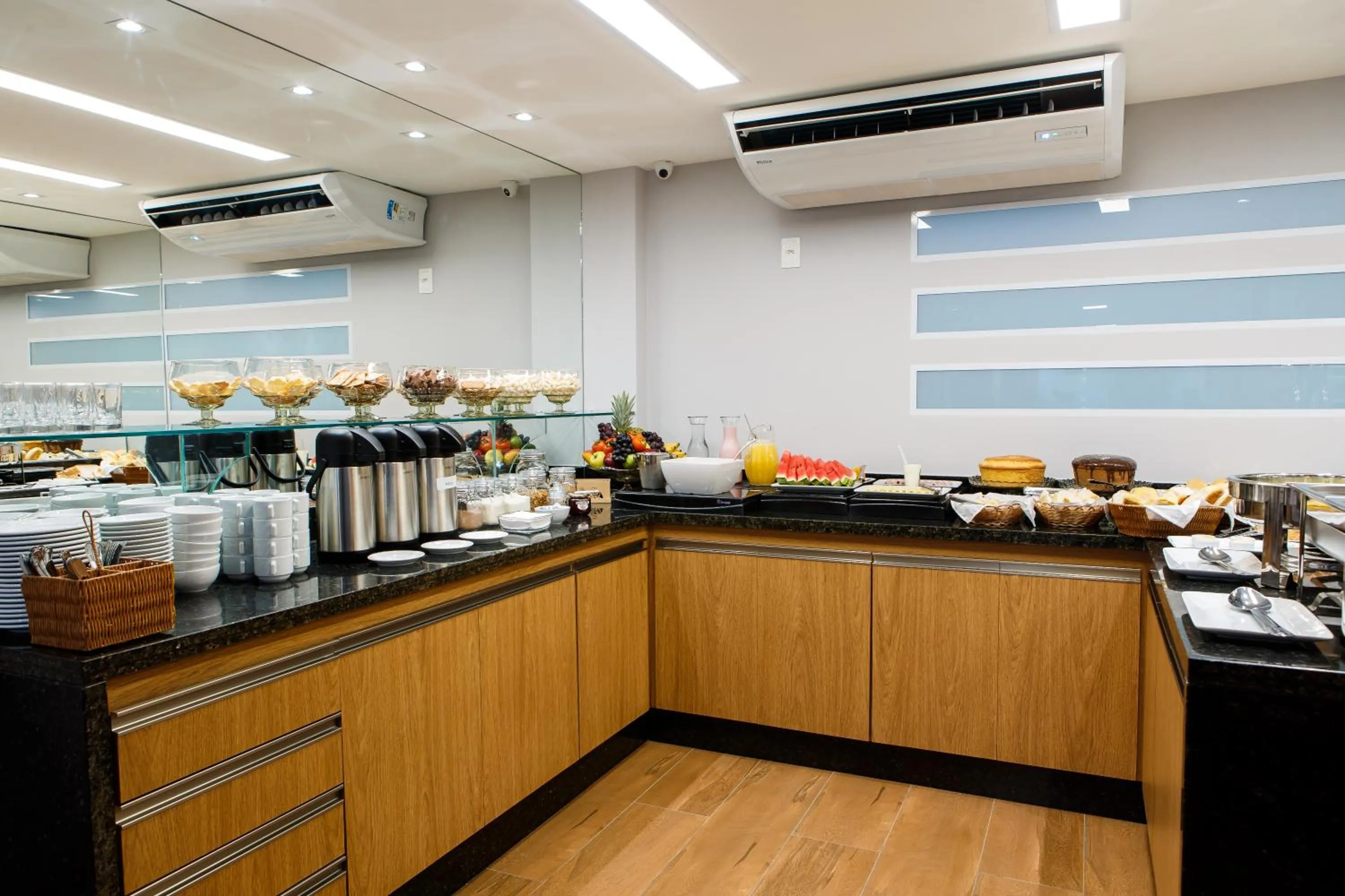 Restaurant/places to eat in Dr. Marinho Apart Hotel