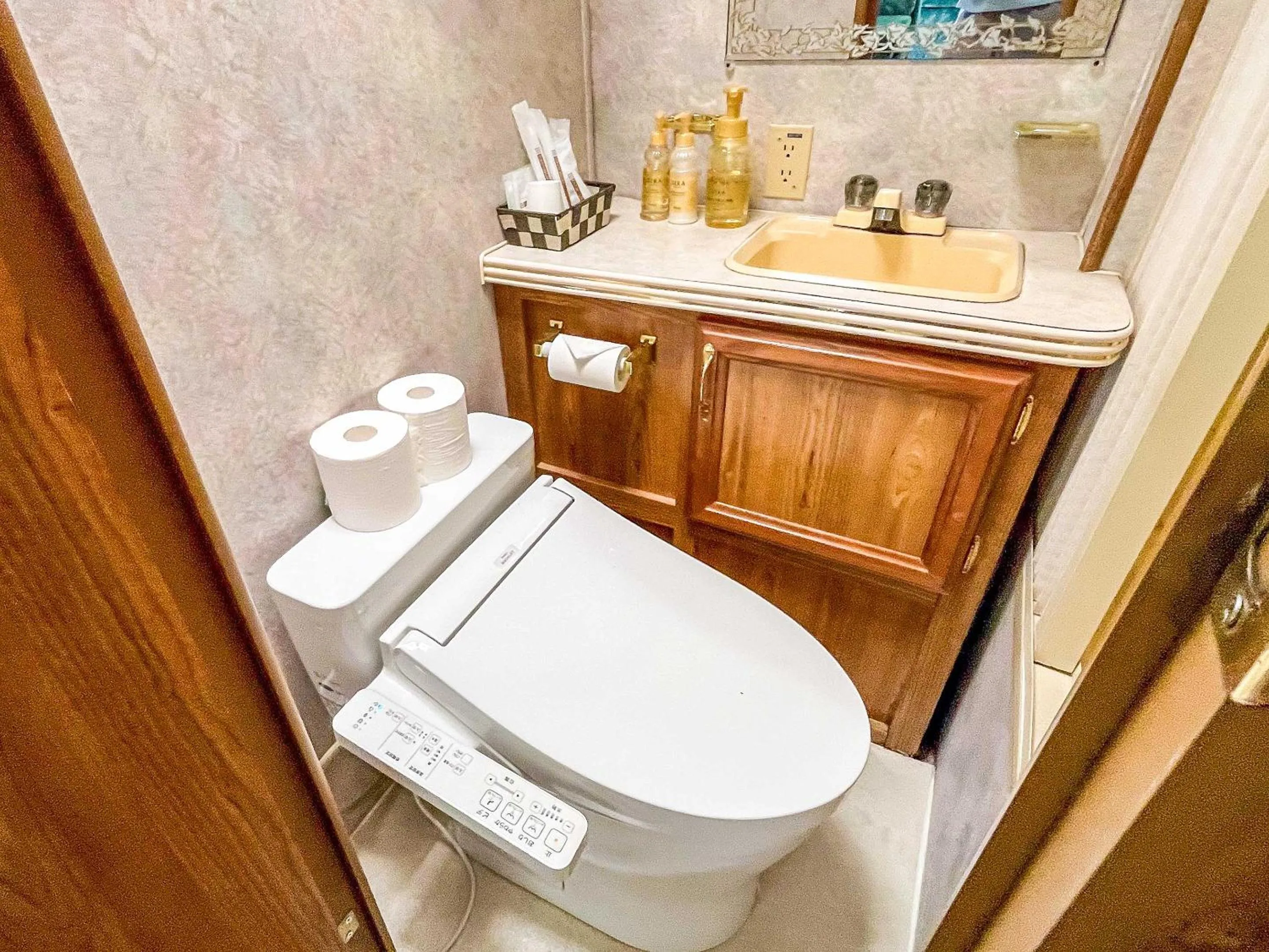 Toilet in Sea Tiger Island Inn Shodoshima