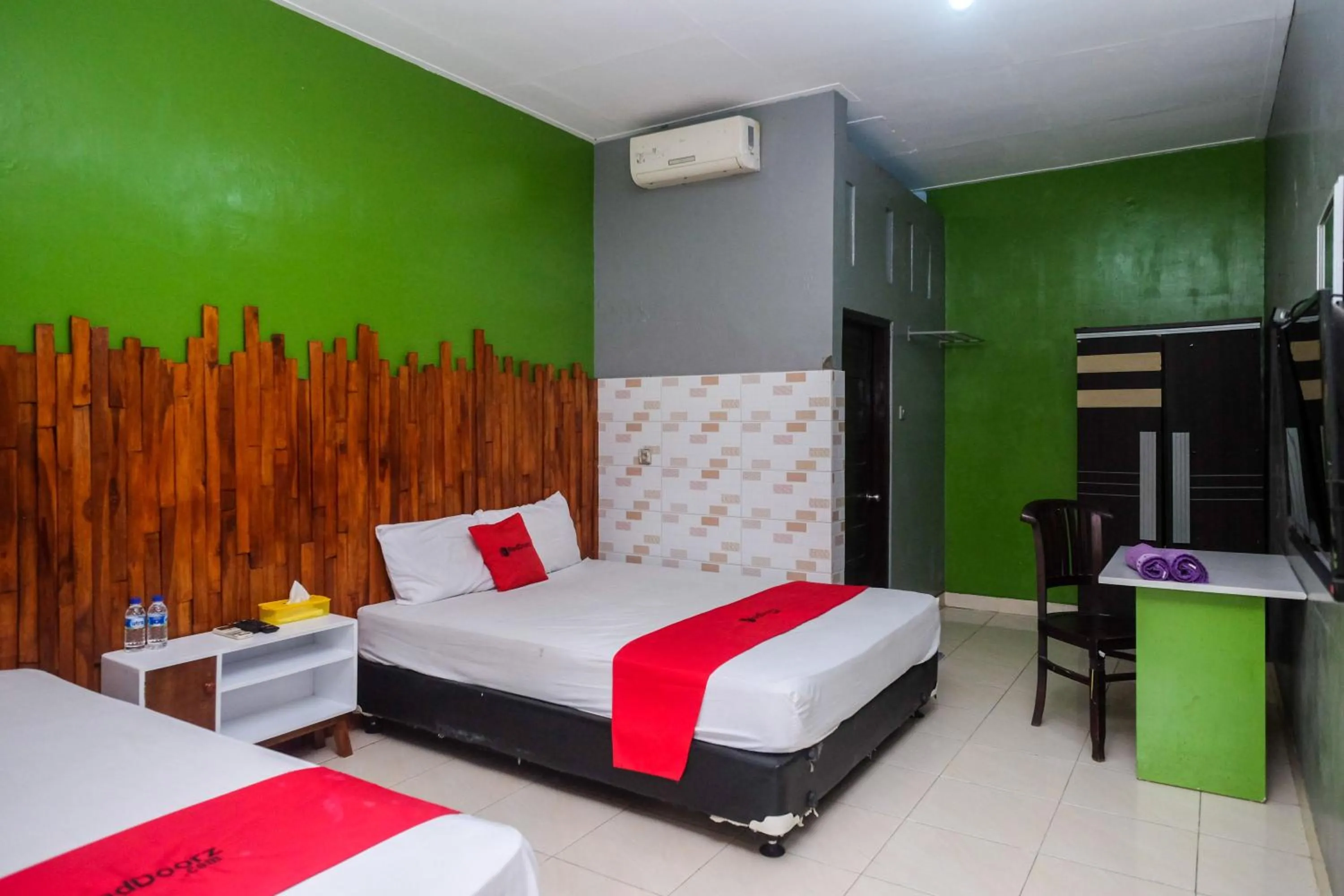 Bedroom, Bed in RedDoorz Syariah @ Colomadu 2