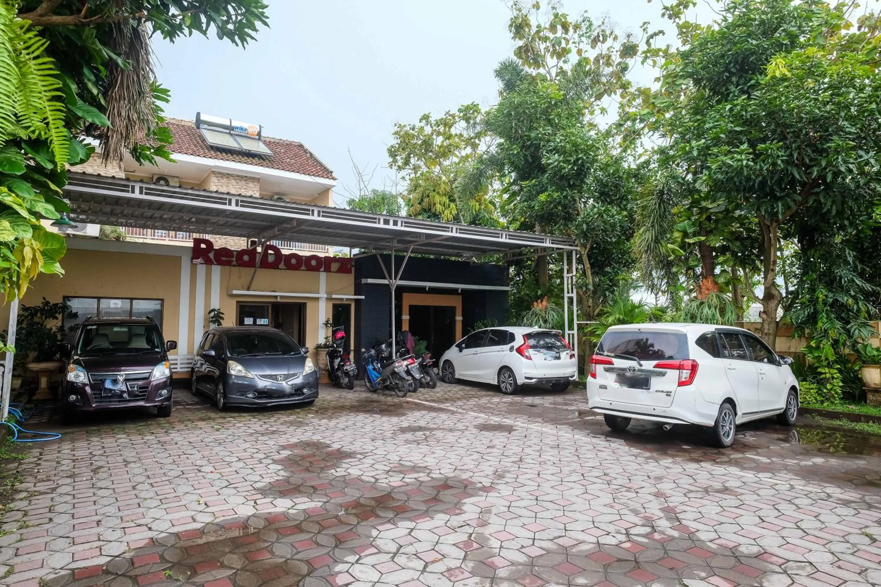 Property building in RedDoorz Syariah @ Colomadu 2