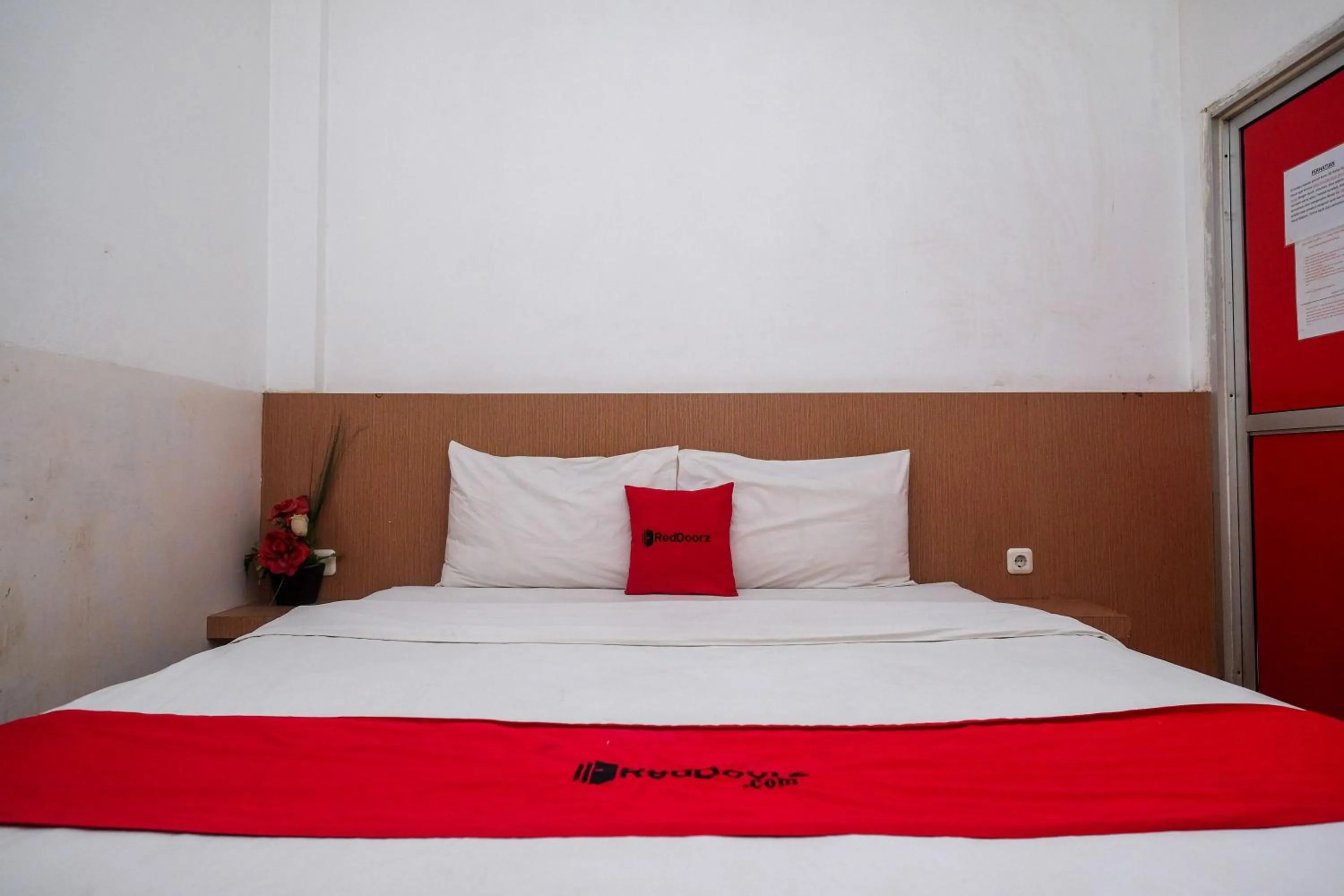 Bedroom, Bed in RedDoorz at Pengayoman Panakkukang 2 Makassar