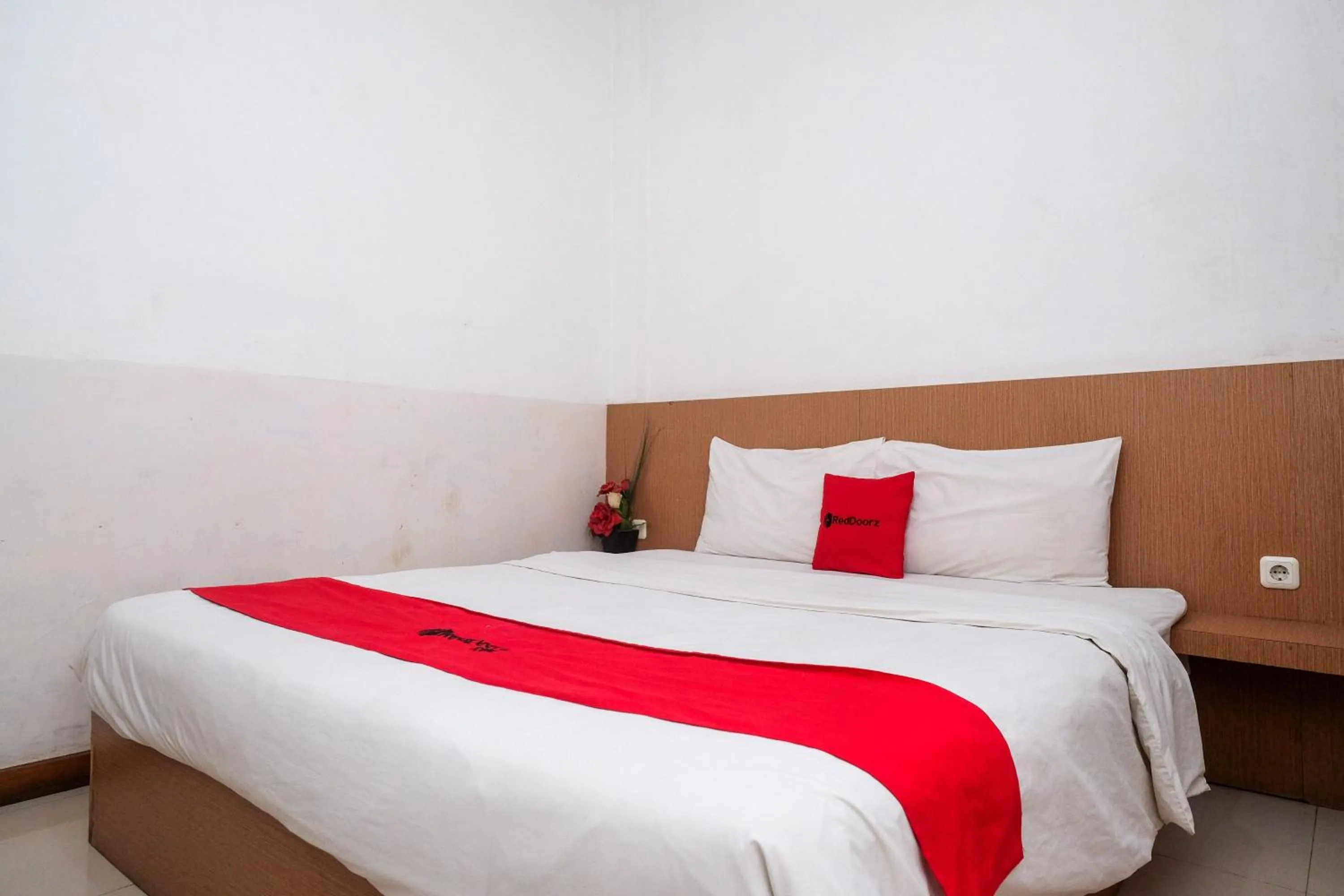 Bedroom, Bed in RedDoorz at Pengayoman Panakkukang 2 Makassar