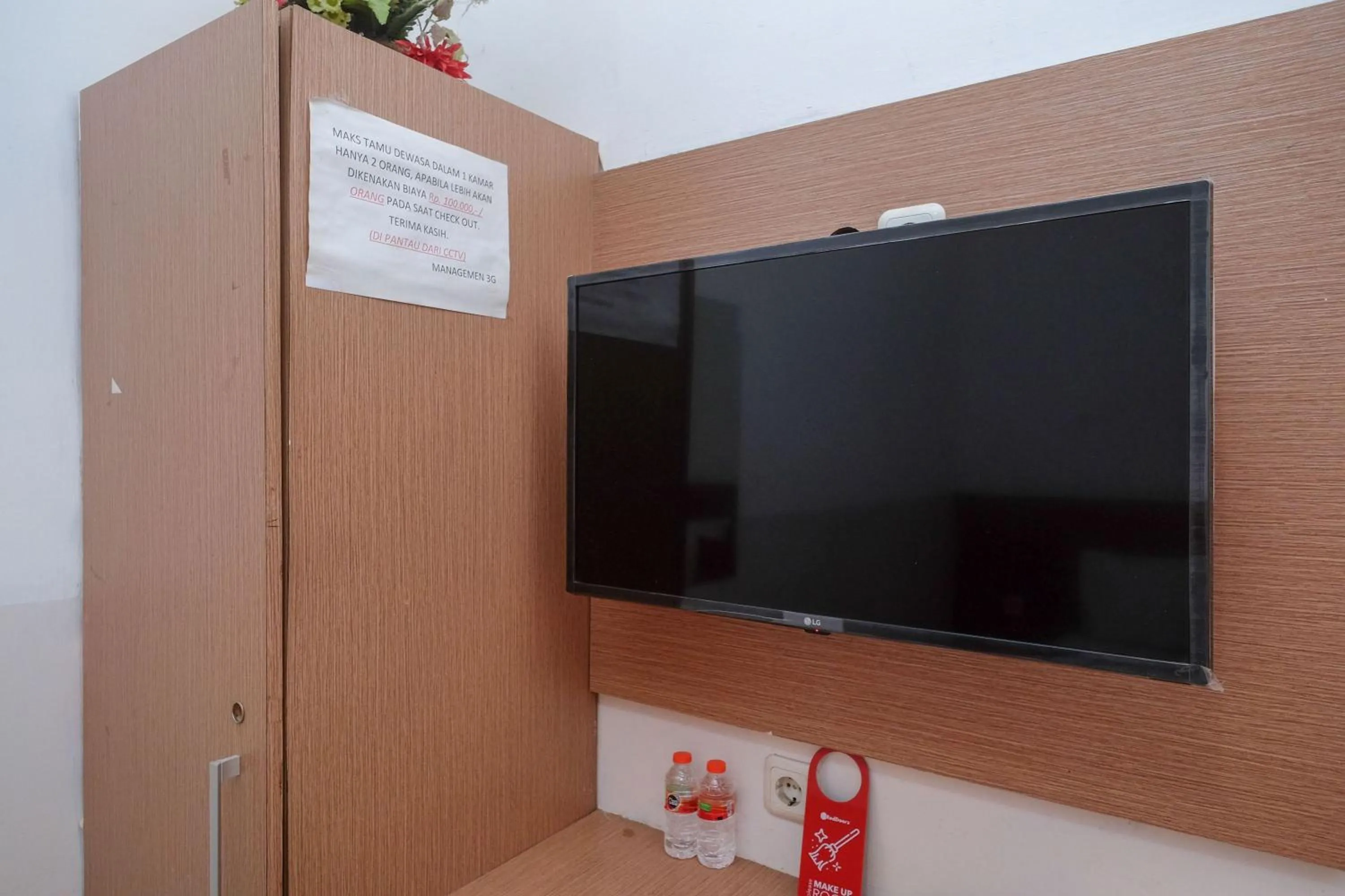 TV and multimedia in RedDoorz at Pengayoman Panakkukang 2 Makassar