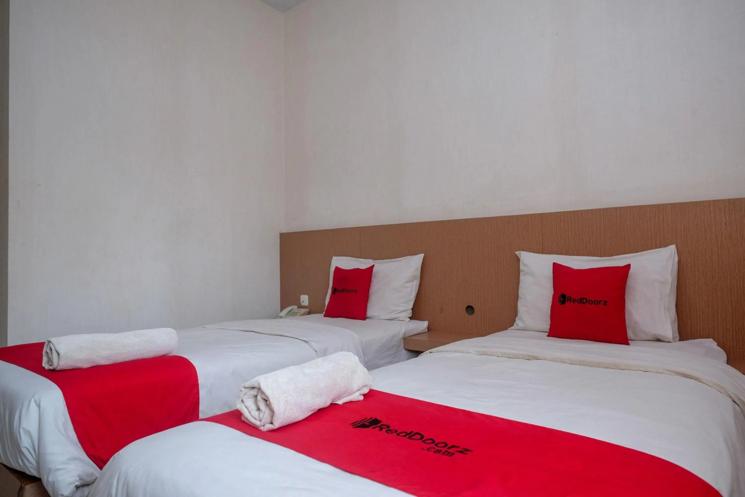 Bedroom, Bed in RedDoorz at Pengayoman Panakkukang 2 Makassar