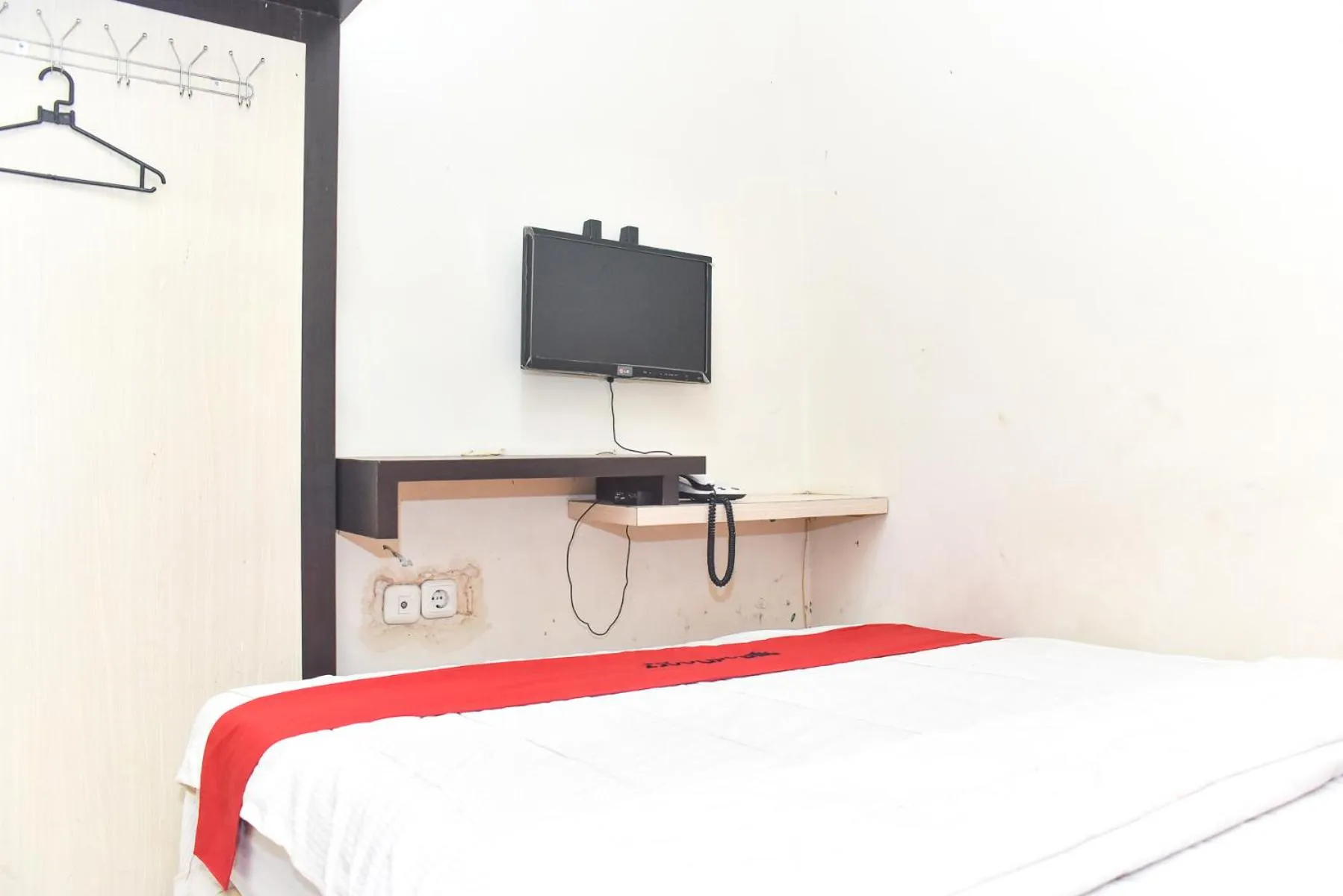 Bedroom, Bed in RedDoorz near Universitas Muhammadiyah Makassar