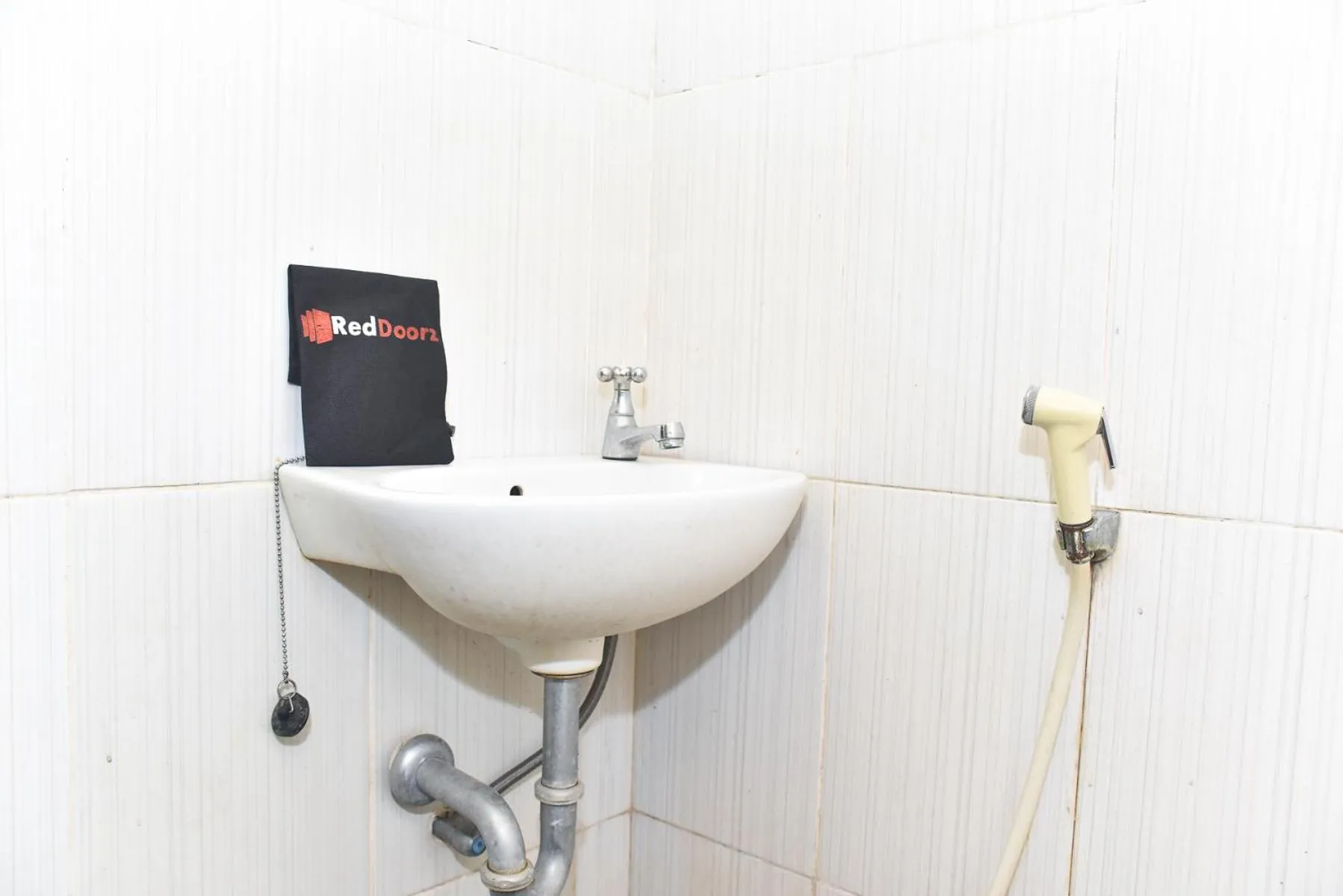 Bathroom in RedDoorz near Universitas Muhammadiyah Makassar