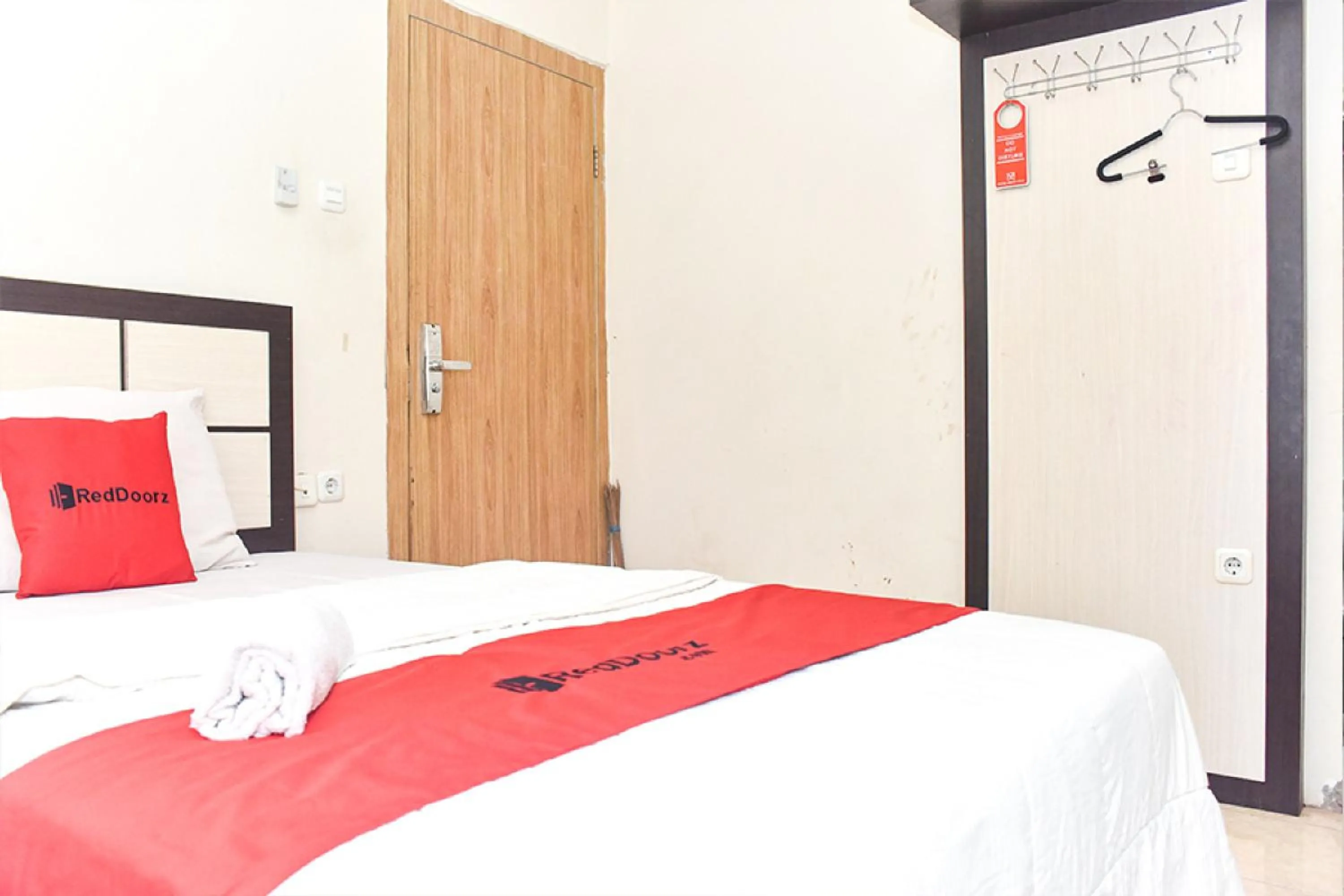 Bedroom, Bed in RedDoorz near Universitas Muhammadiyah Makassar