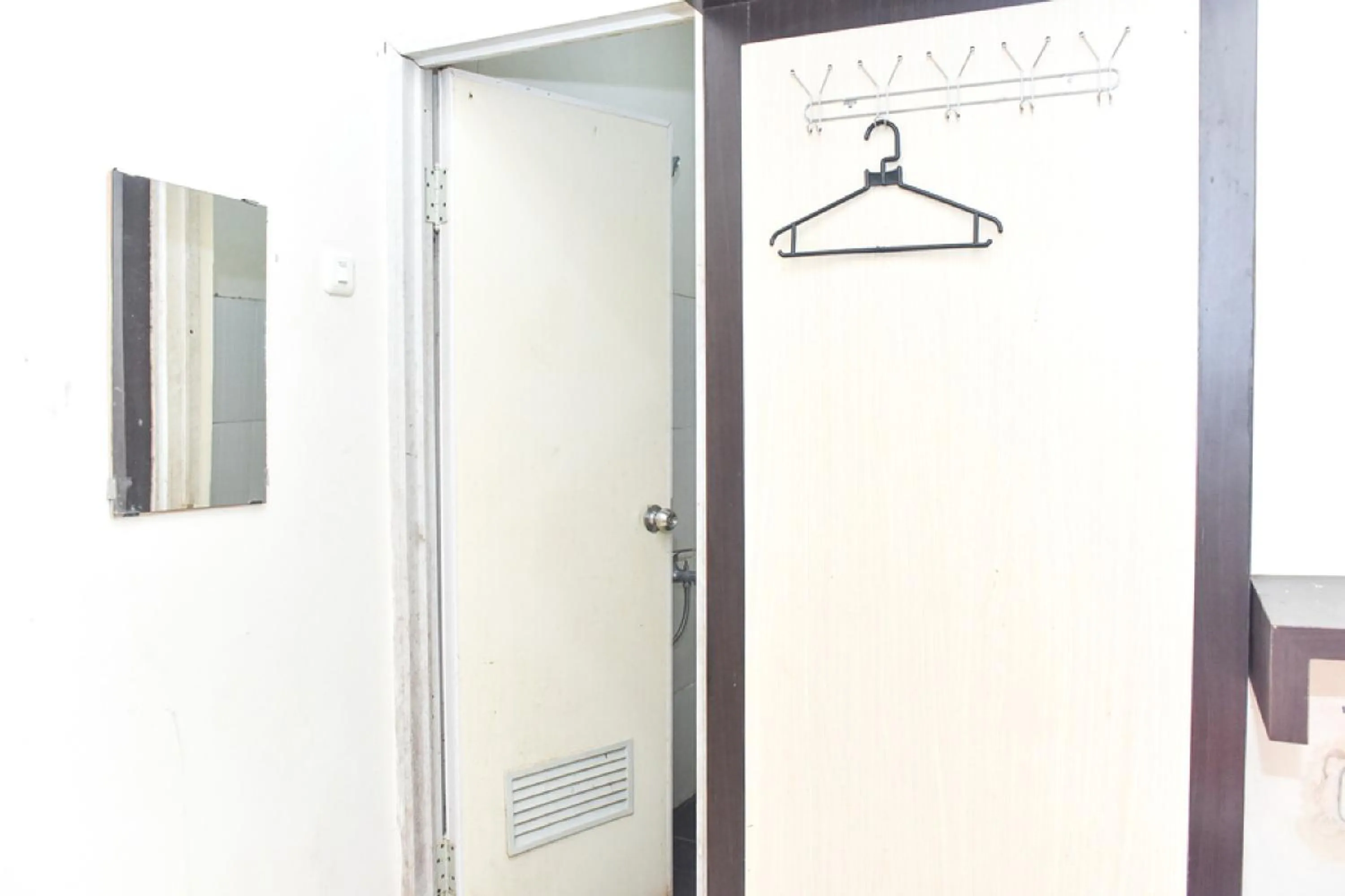 Bathroom in RedDoorz near Universitas Muhammadiyah Makassar