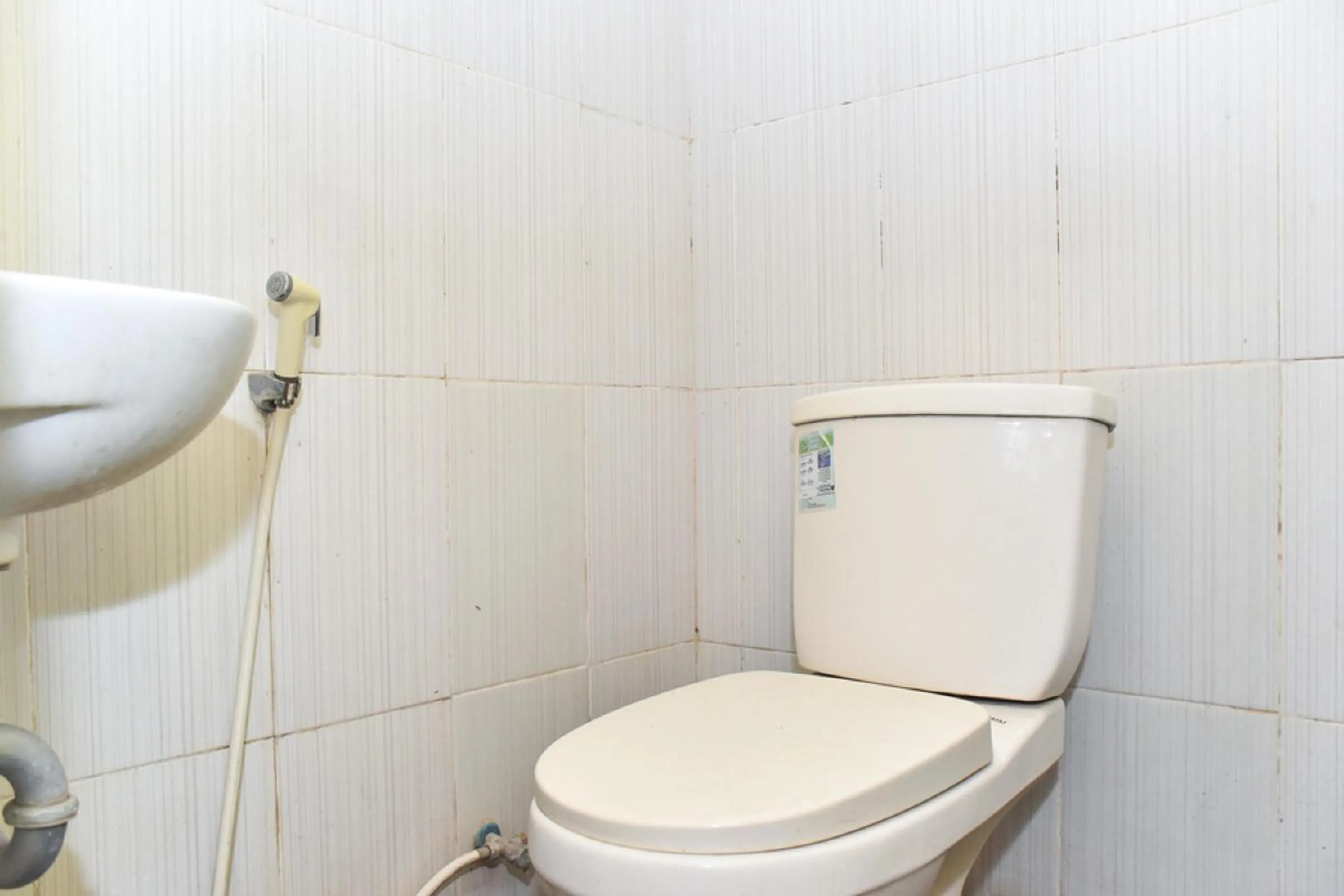 Bathroom in RedDoorz near Universitas Muhammadiyah Makassar