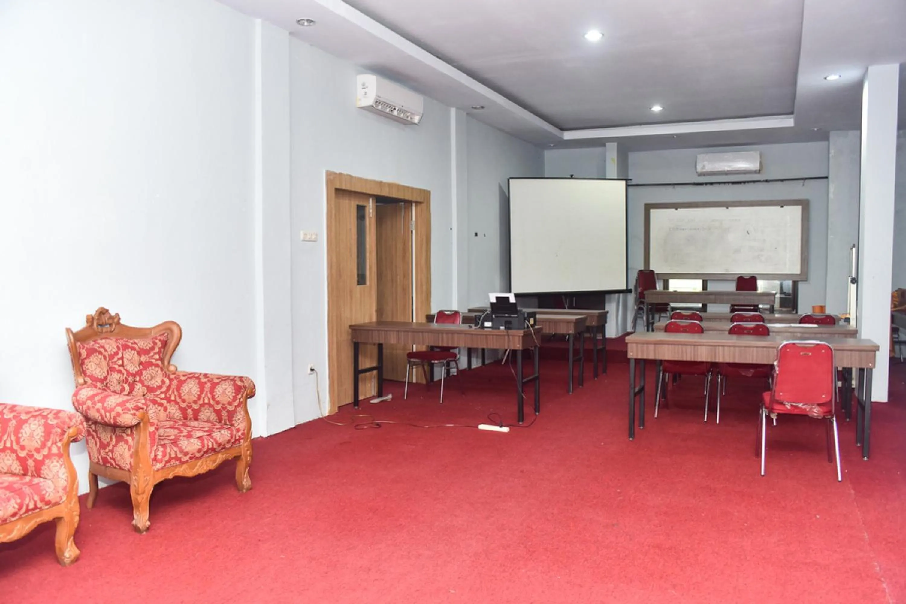 Meeting/conference room in RedDoorz near Universitas Muhammadiyah Makassar