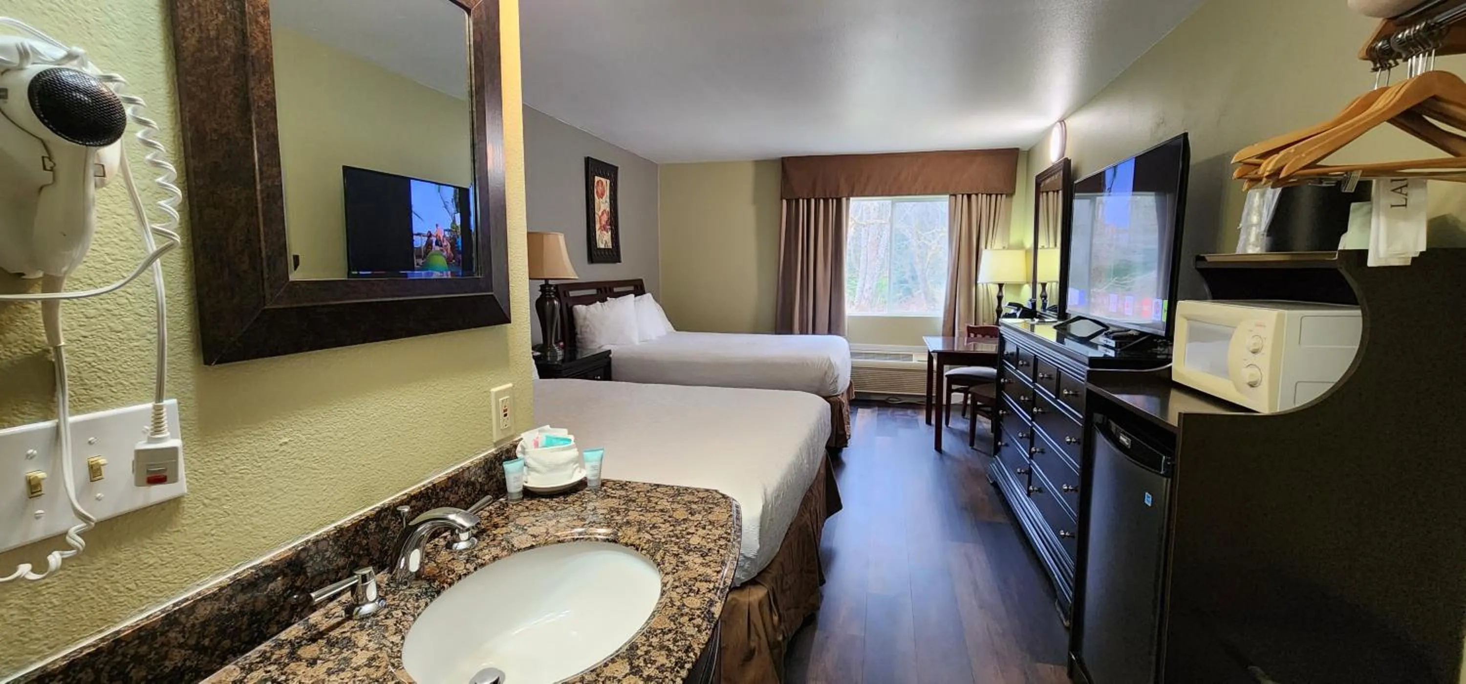 Photo of the whole room, Bed in Crest Trail Lodge