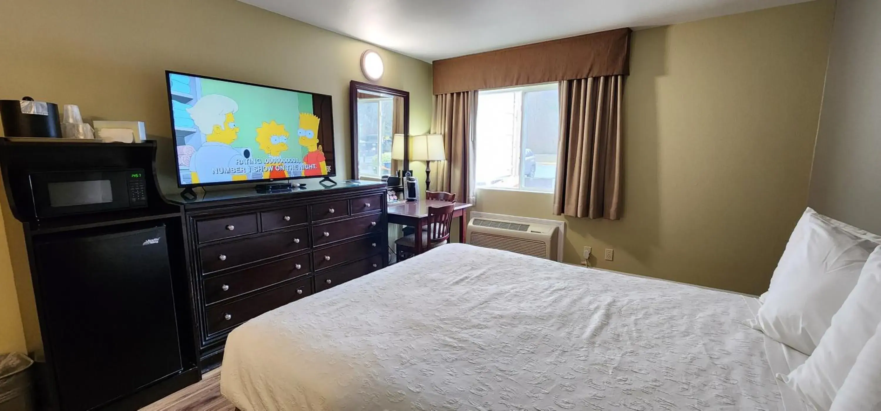 One Queen Deluxe Room in Crest Trail Lodge One Queen Deluxe Room in Crest Trail Lodge