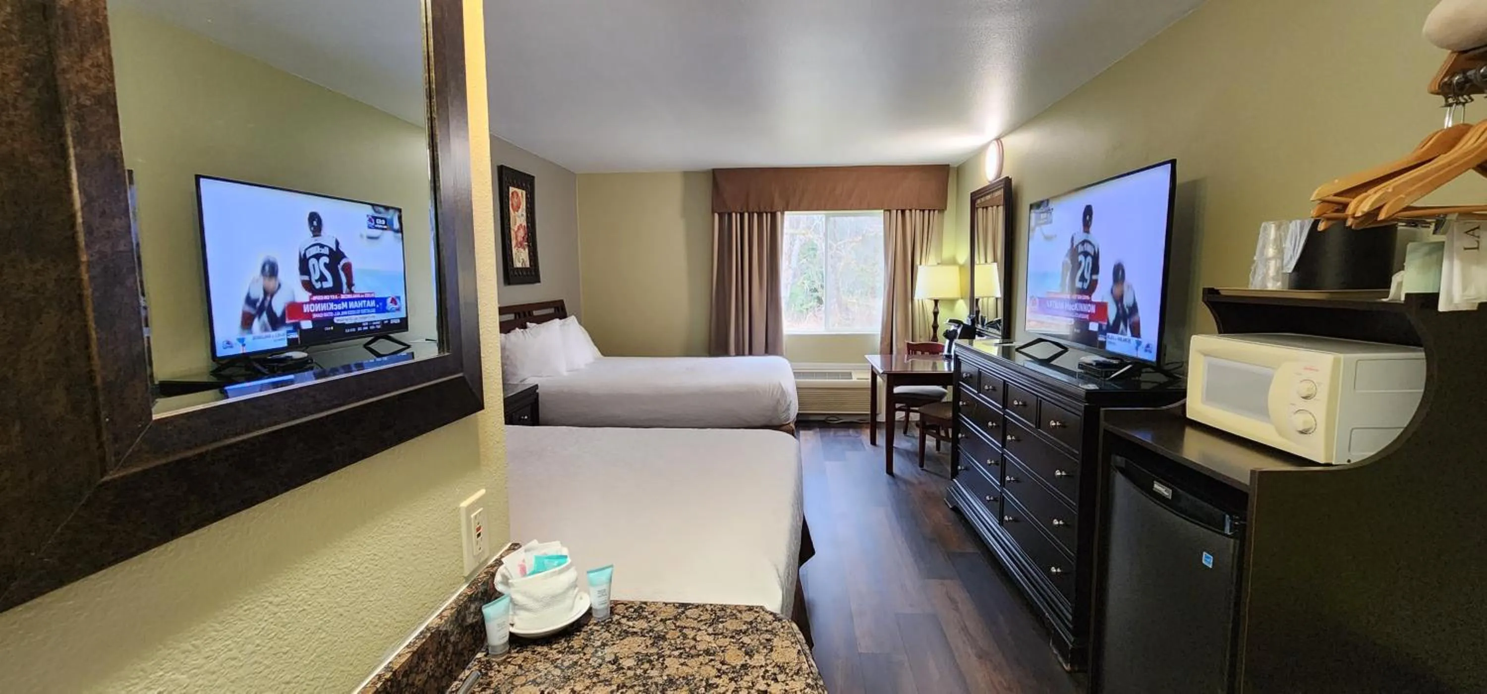 Photo of the whole room, Bed in Crest Trail Lodge