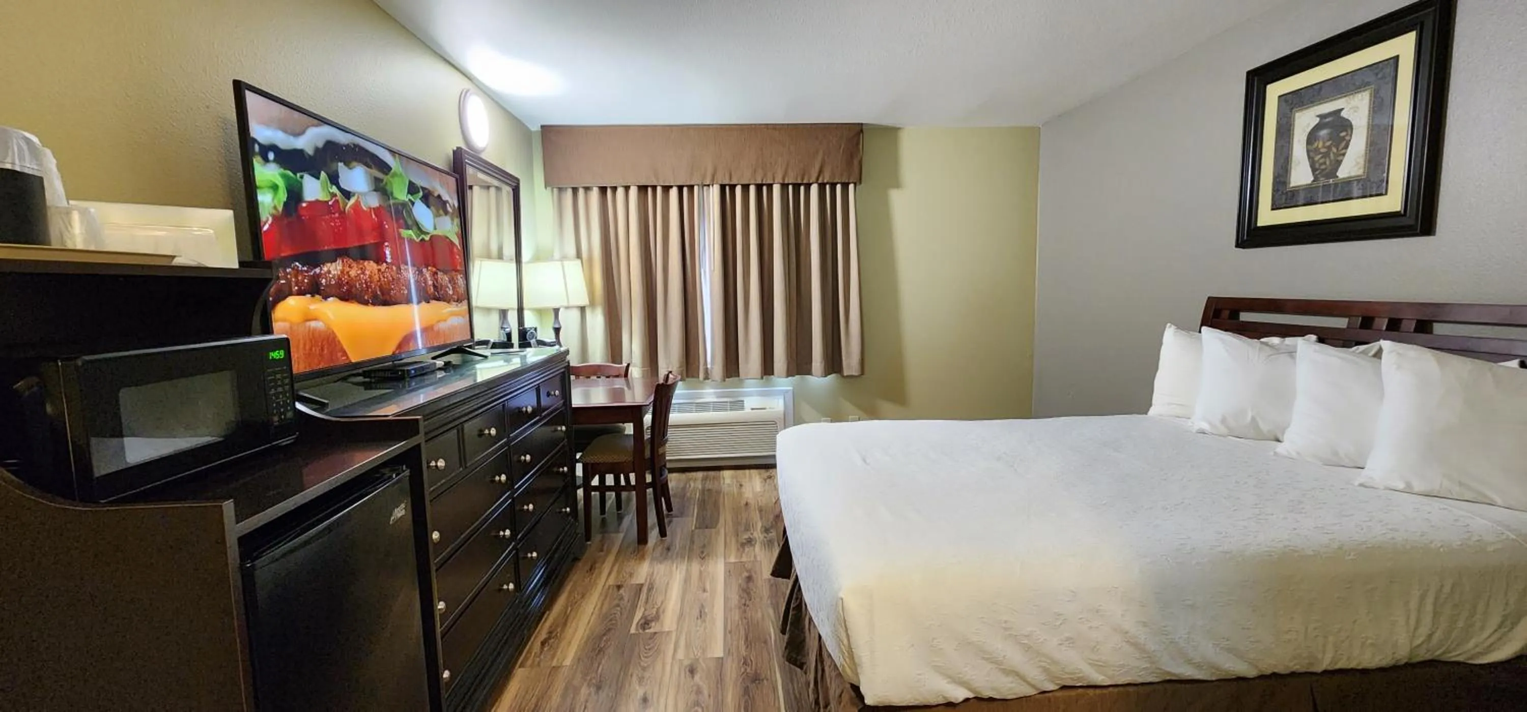 TV and multimedia, Bed in Crest Trail Lodge