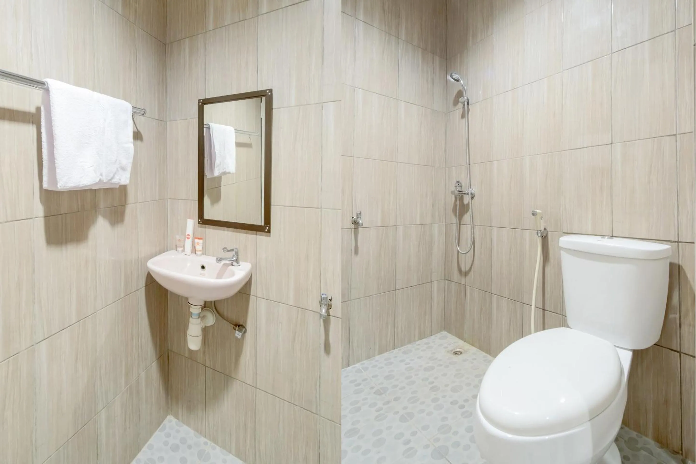 Bathroom in Hotel O Bakti Homestay