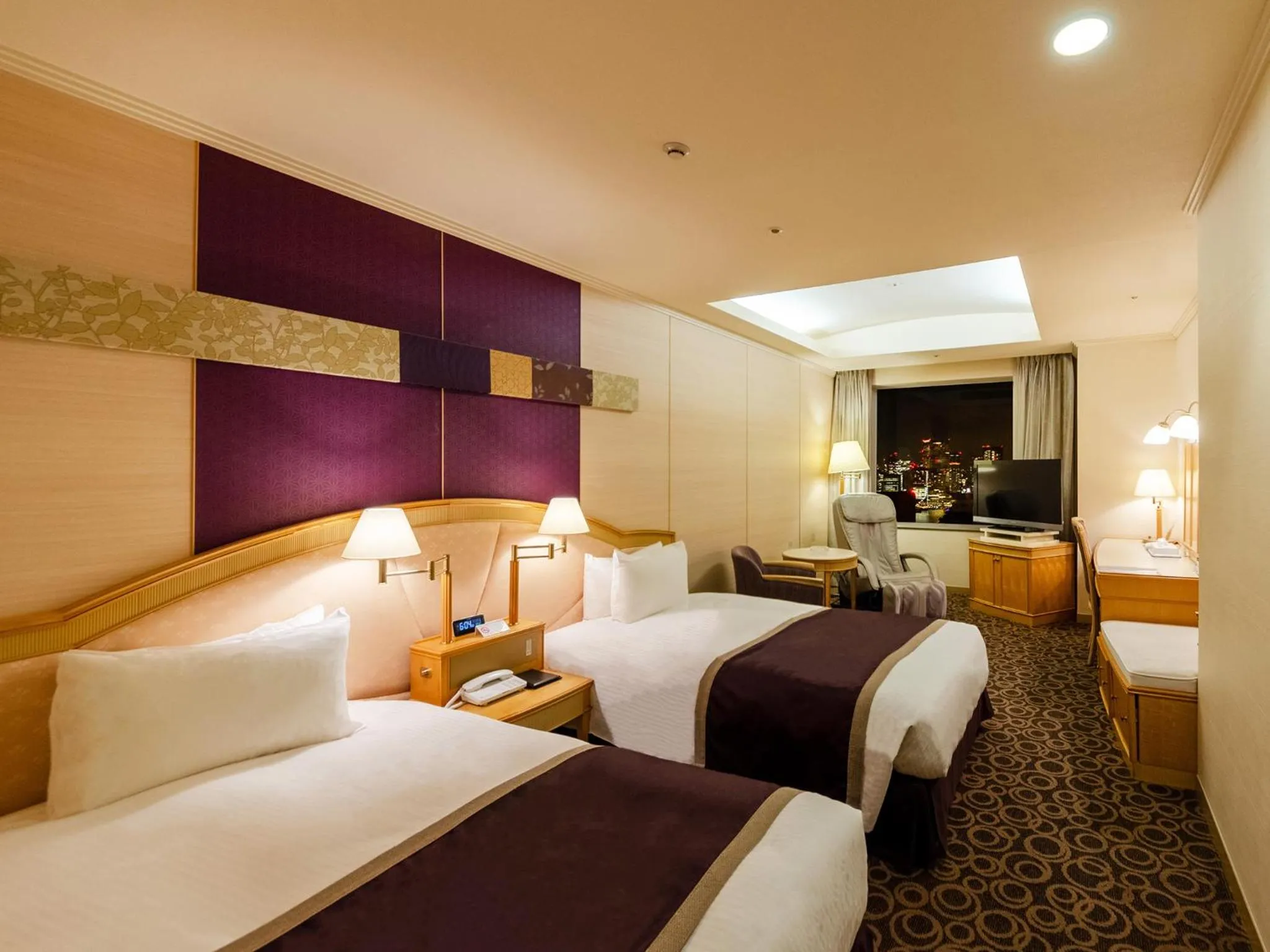 Photo of the whole room, Bed in Ginza Creston