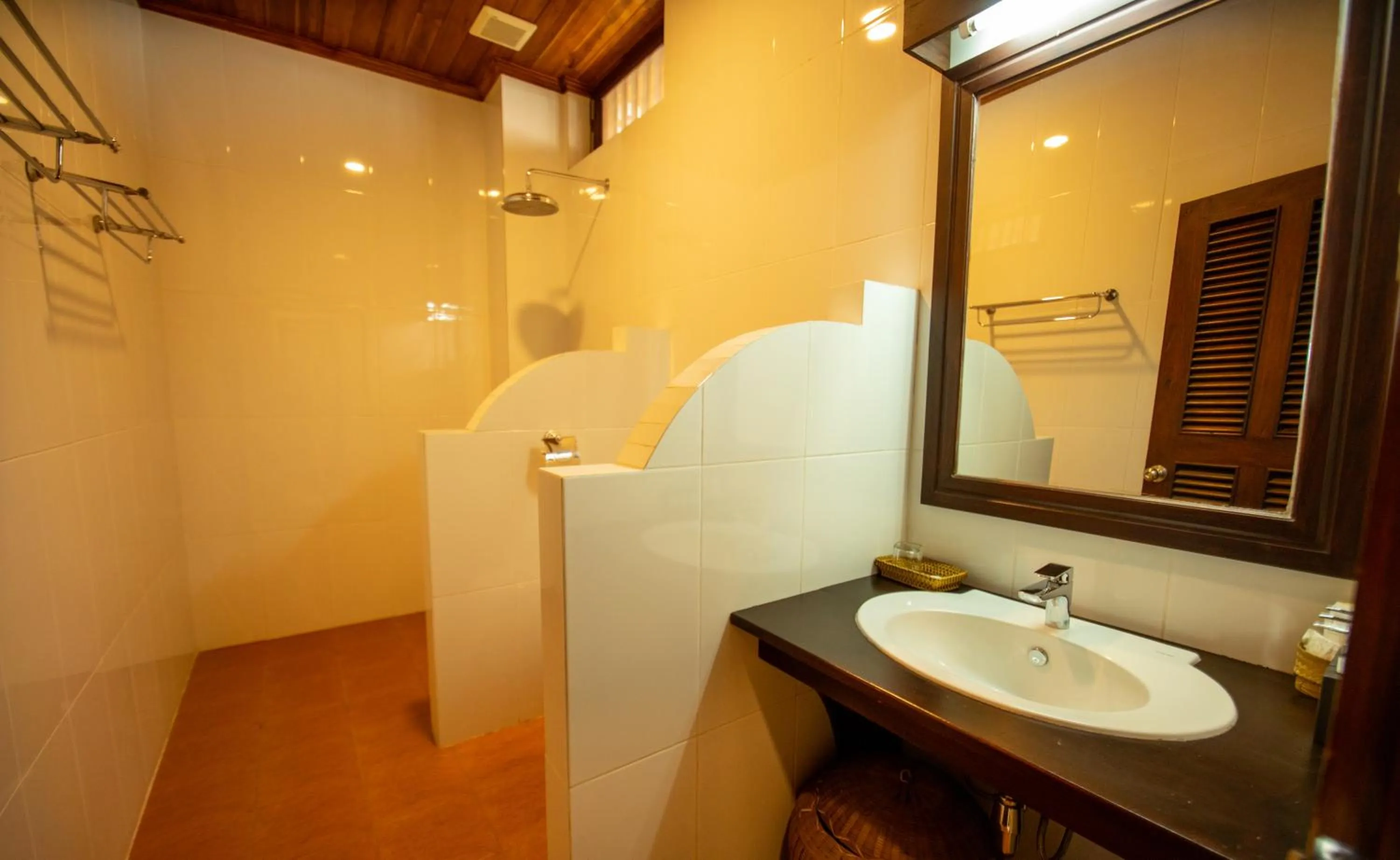 Shower in Treasure Hotel Laos
