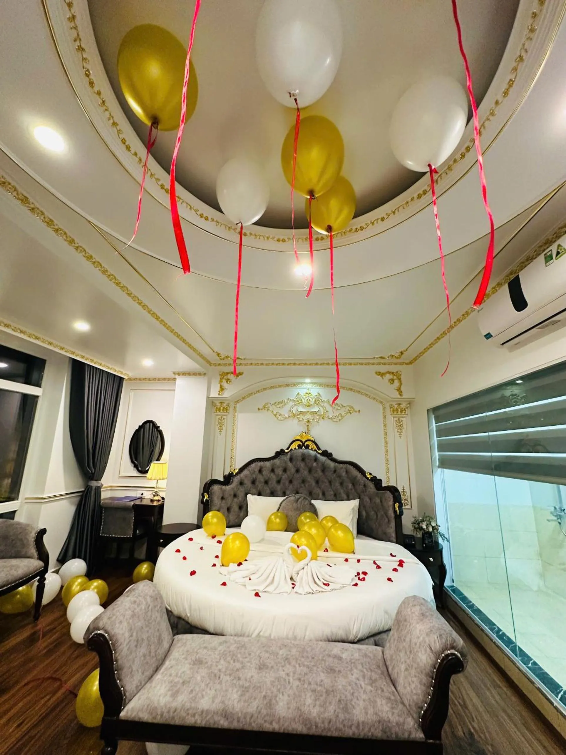 Toilet, Bed in Aloha Hotel