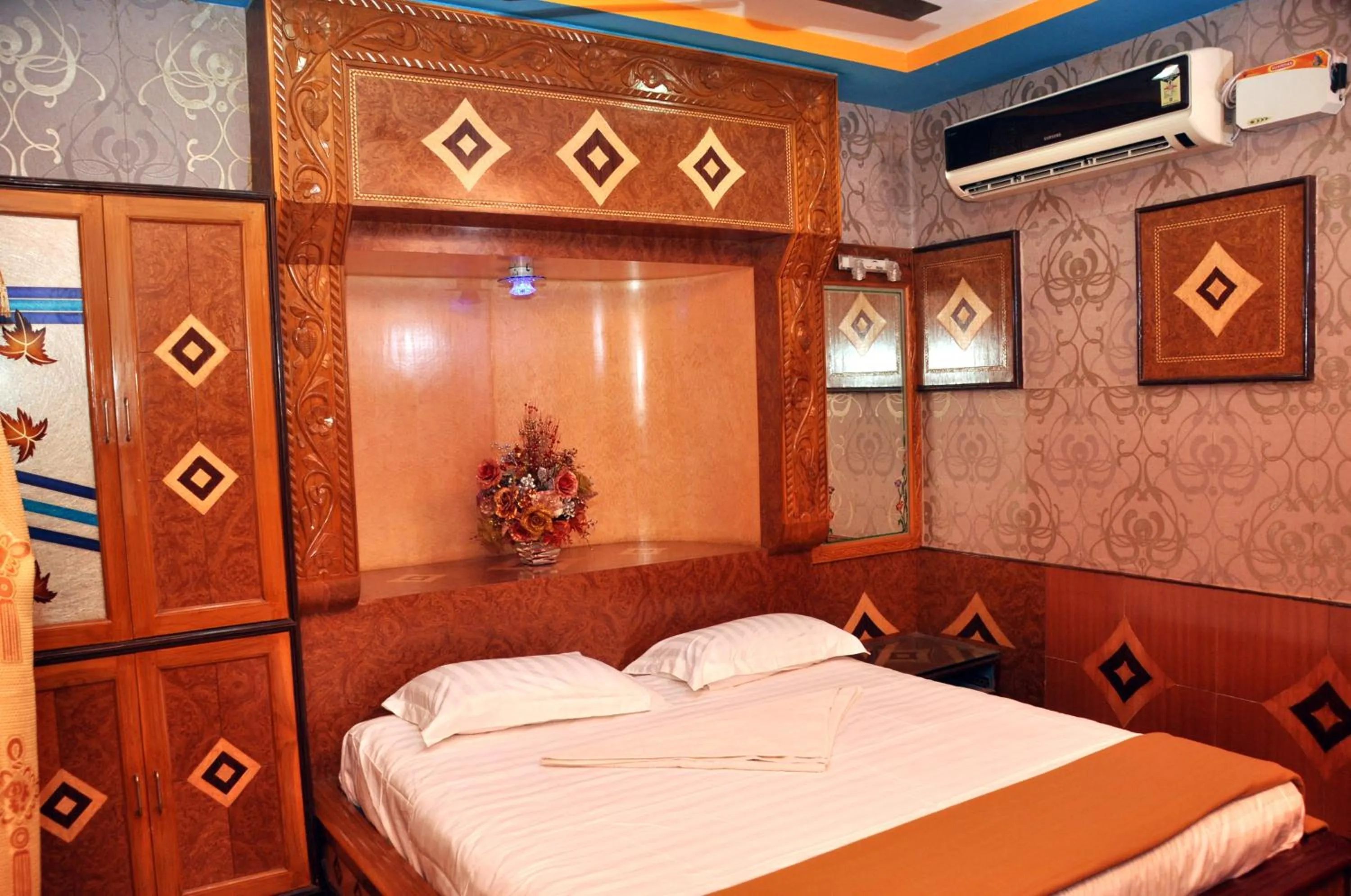 Bed in Hotel Shri Swarna's Palace - A Business Class Hotel