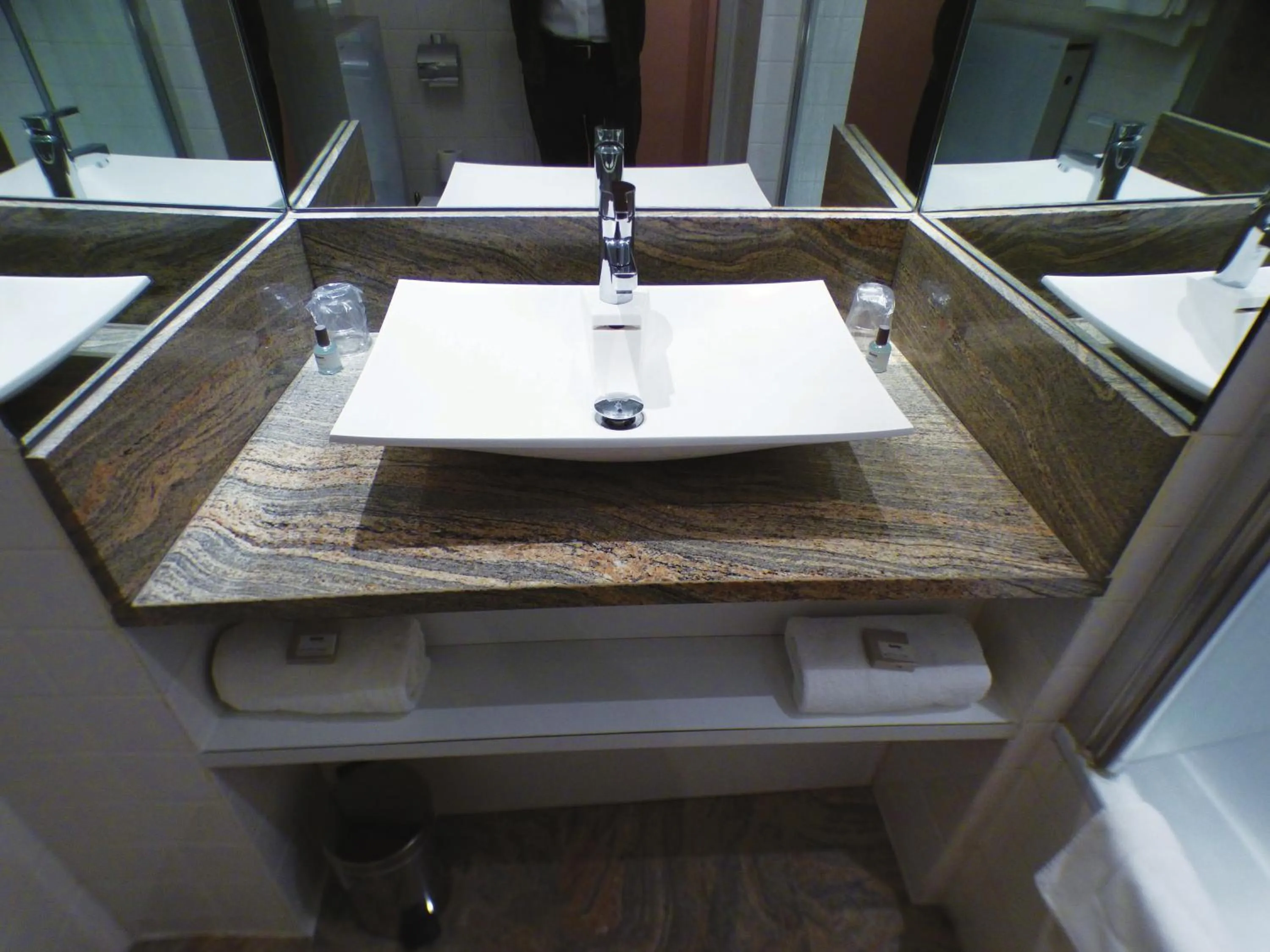 Bathroom in Terminus du Forez Saint-Etienne Centre Gare Chateaucreux