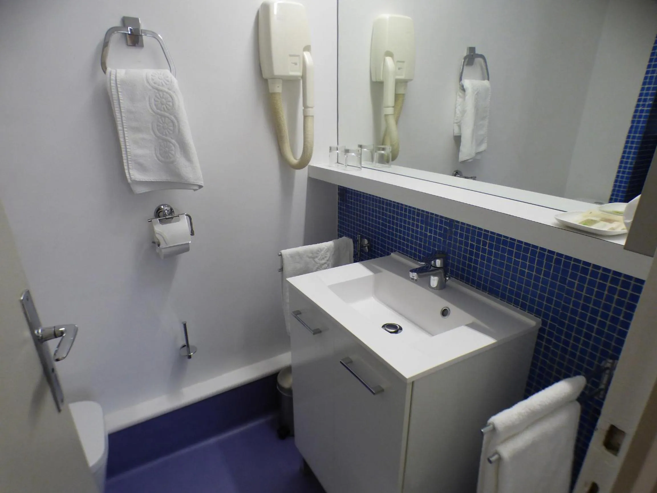 Bathroom in Terminus du Forez Saint-Etienne Centre Gare Chateaucreux