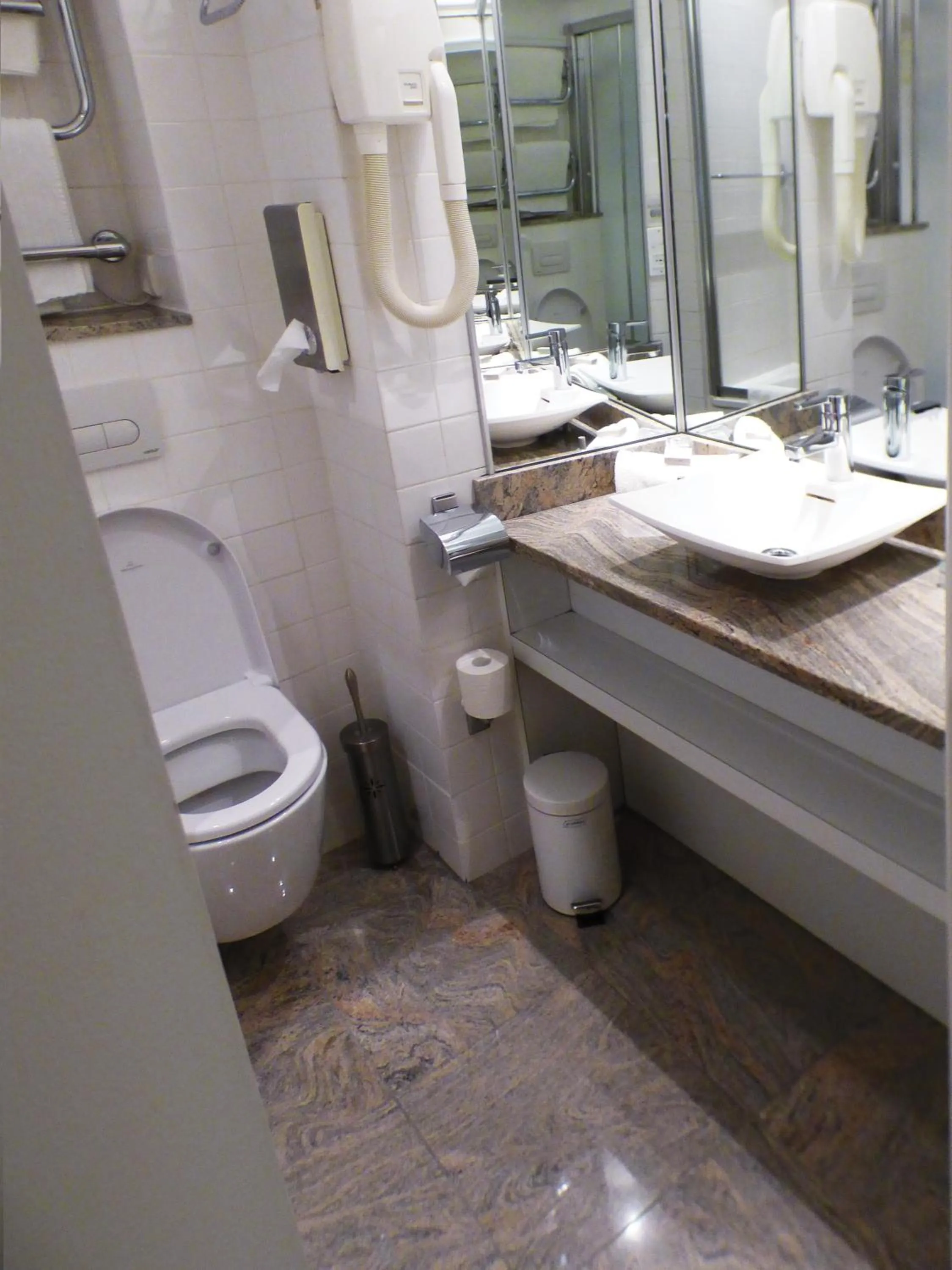 Shower in Terminus du Forez Saint-Etienne Centre Gare Chateaucreux