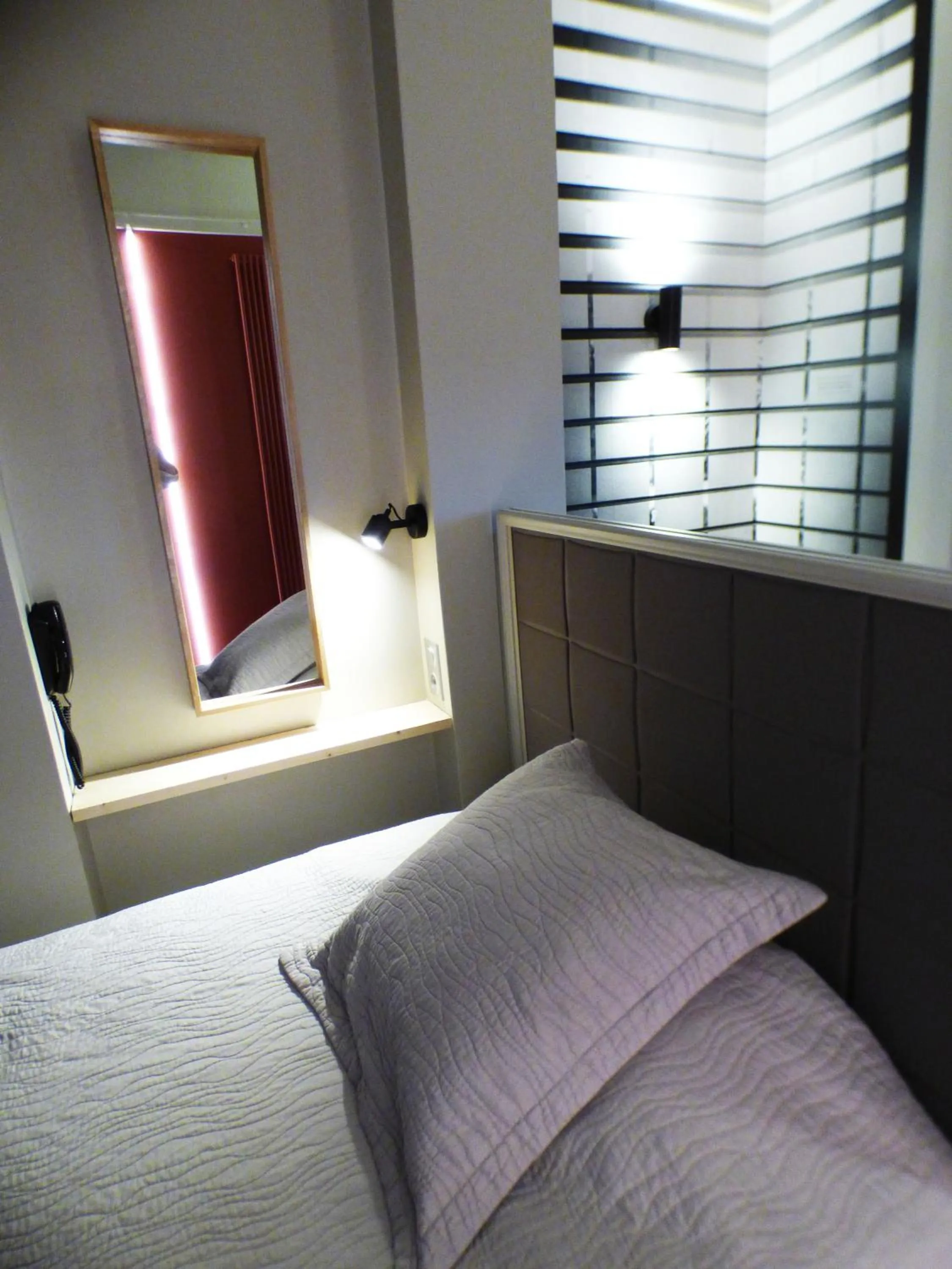 Photo of the whole room, Bed in Terminus du Forez Saint-Etienne Centre Gare Chateaucreux