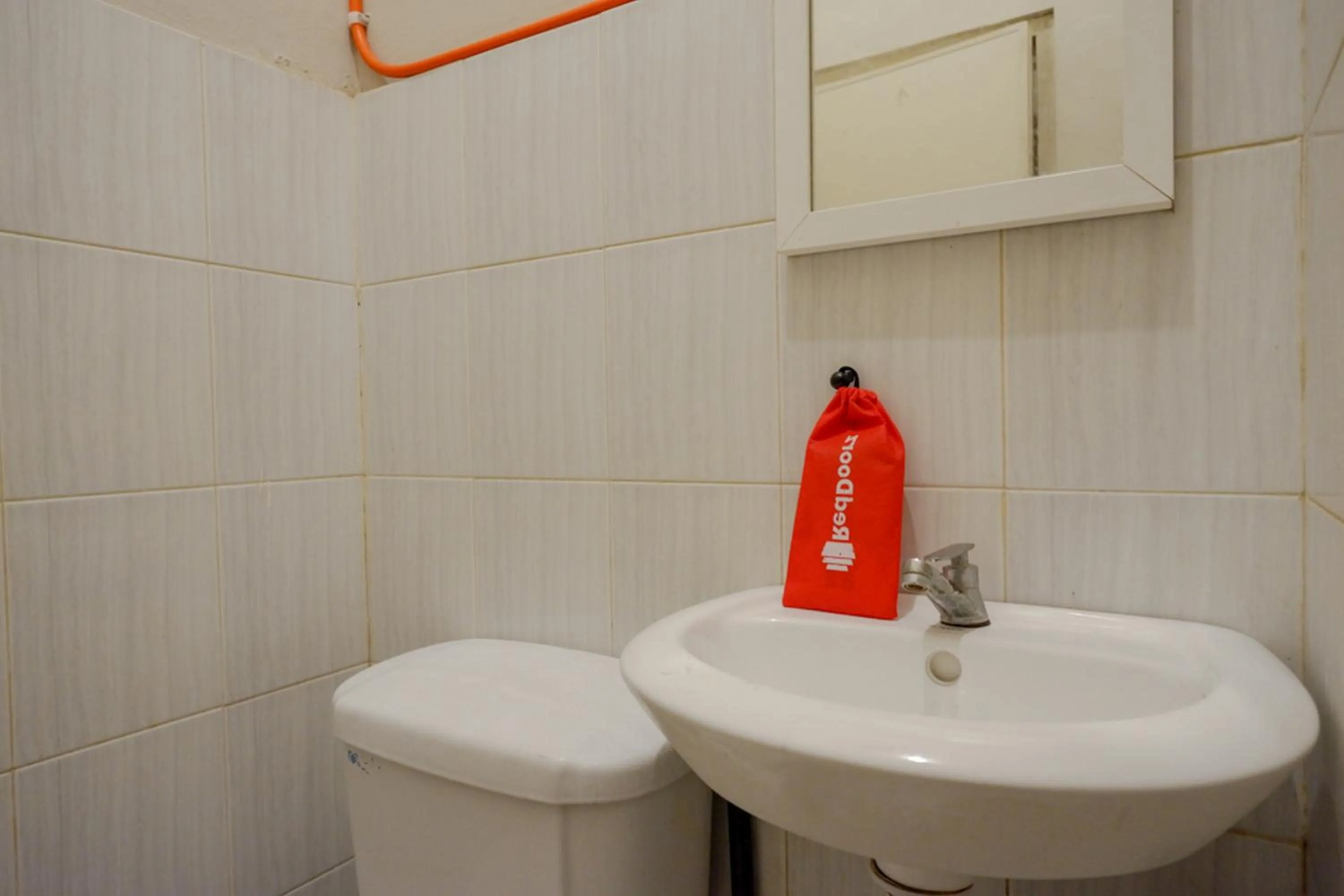 Bathroom in RedDoorz near Stasiun Tawang Semarang