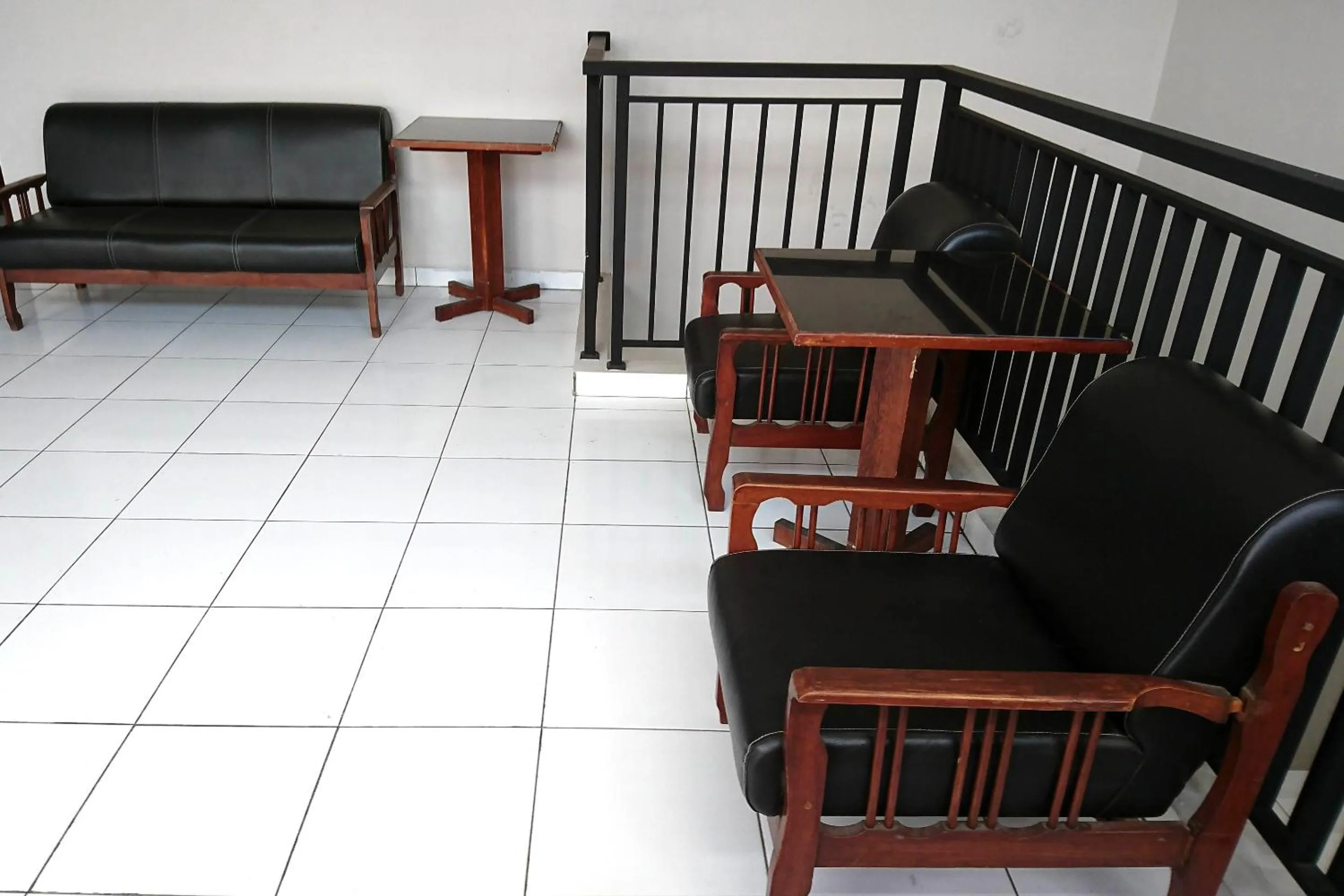 Seating area in RedDoorz near Stasiun Tawang Semarang