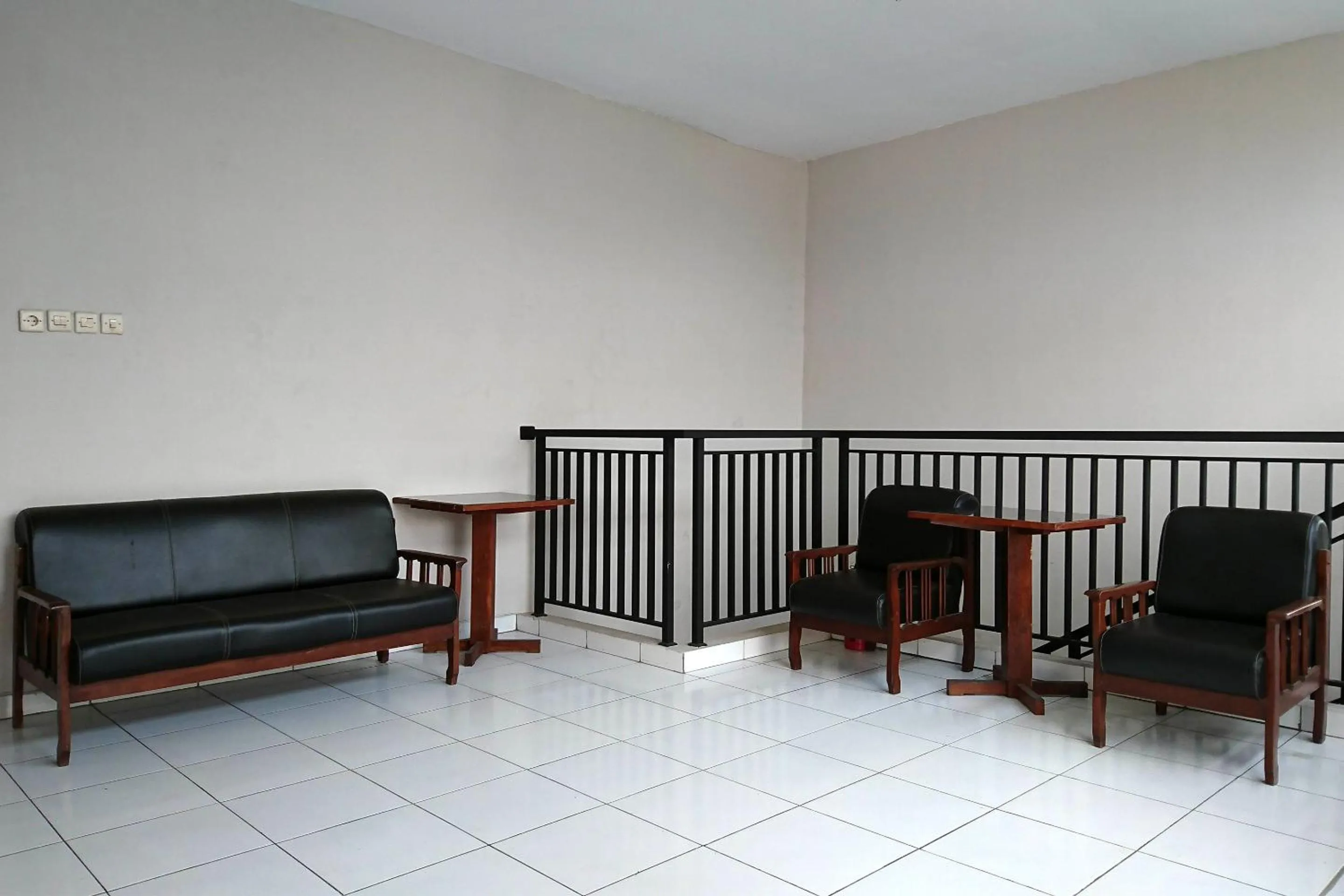 Lobby or reception in RedDoorz near Stasiun Tawang Semarang