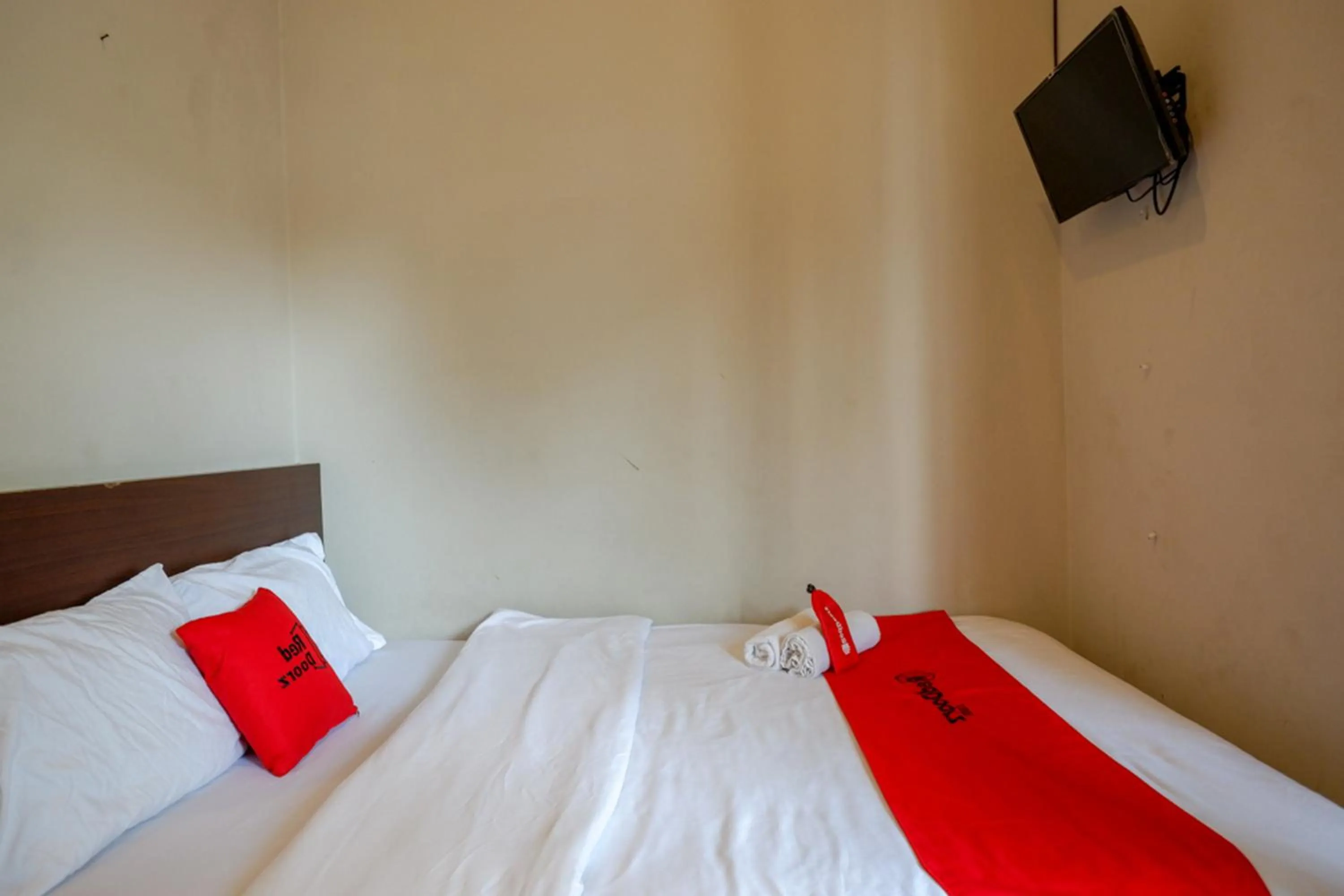Bed in RedDoorz near Stasiun Tawang Semarang