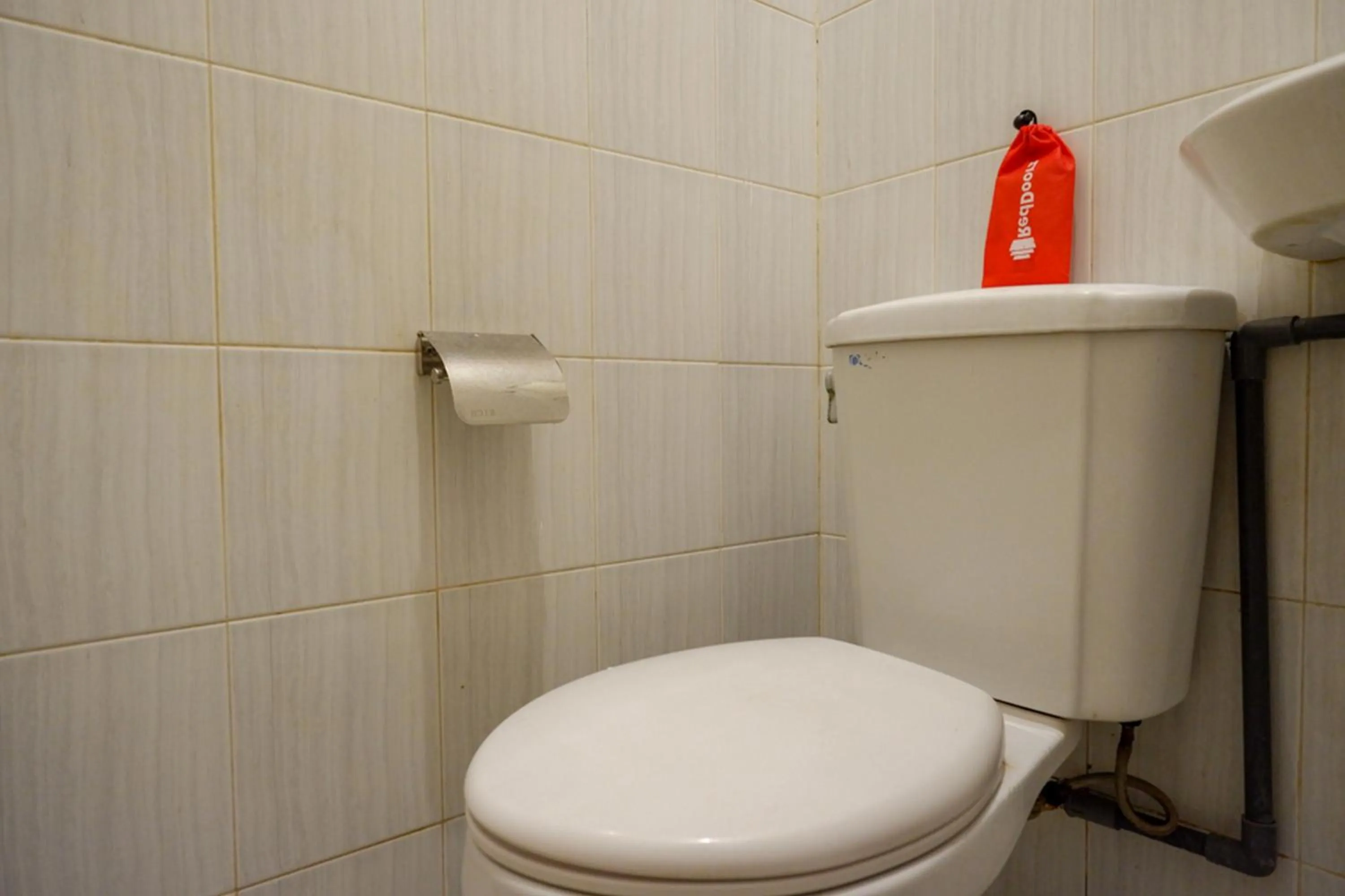 Bathroom in RedDoorz near Stasiun Tawang Semarang
