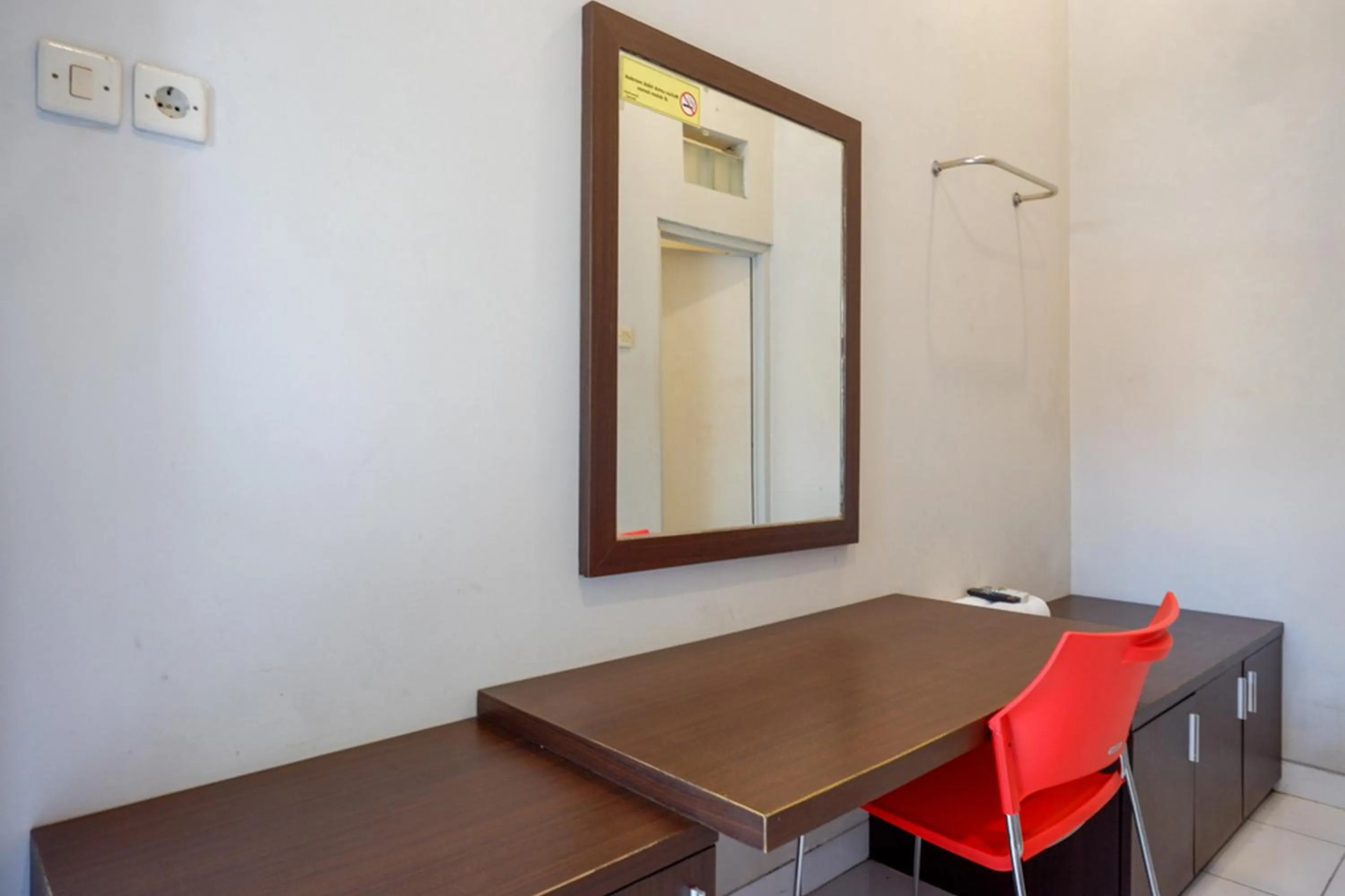 RedDoorz near Stasiun Tawang Semarang